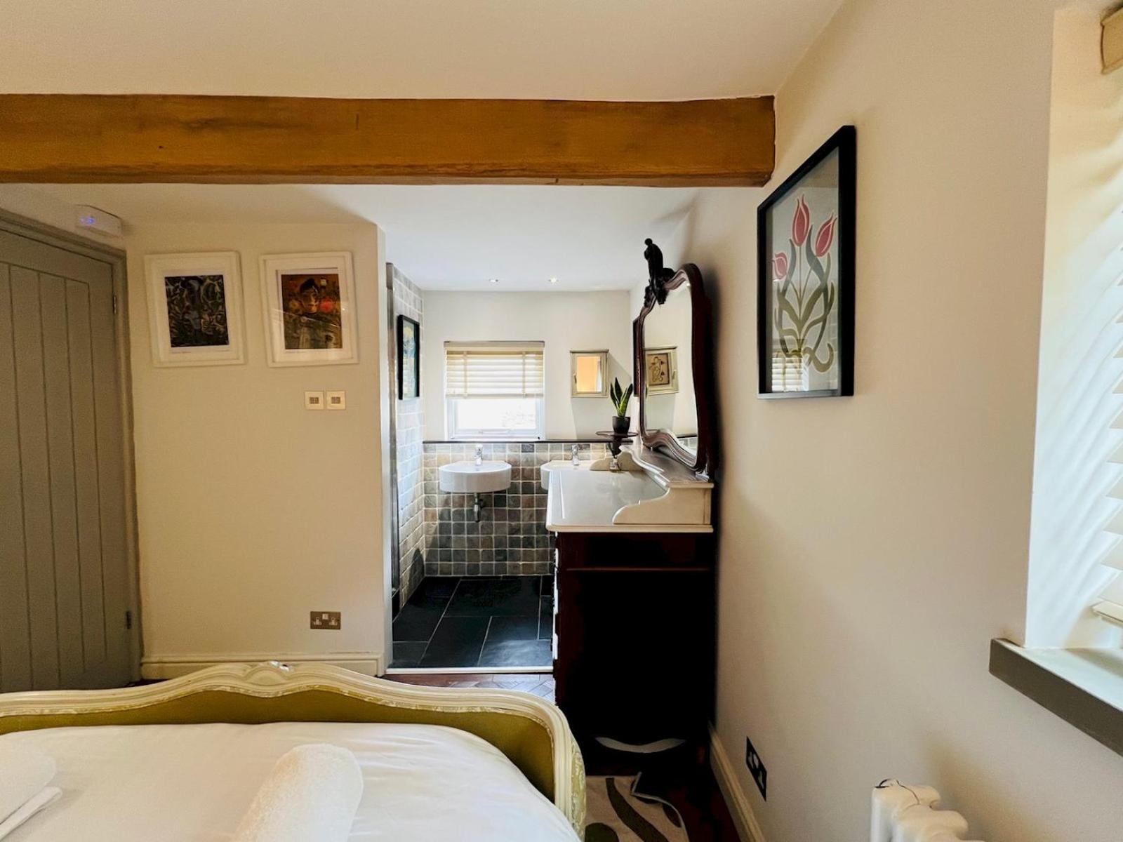 Pass the Keys Stunning 3-Bed Cottage Shepherd Hut Peak Views
