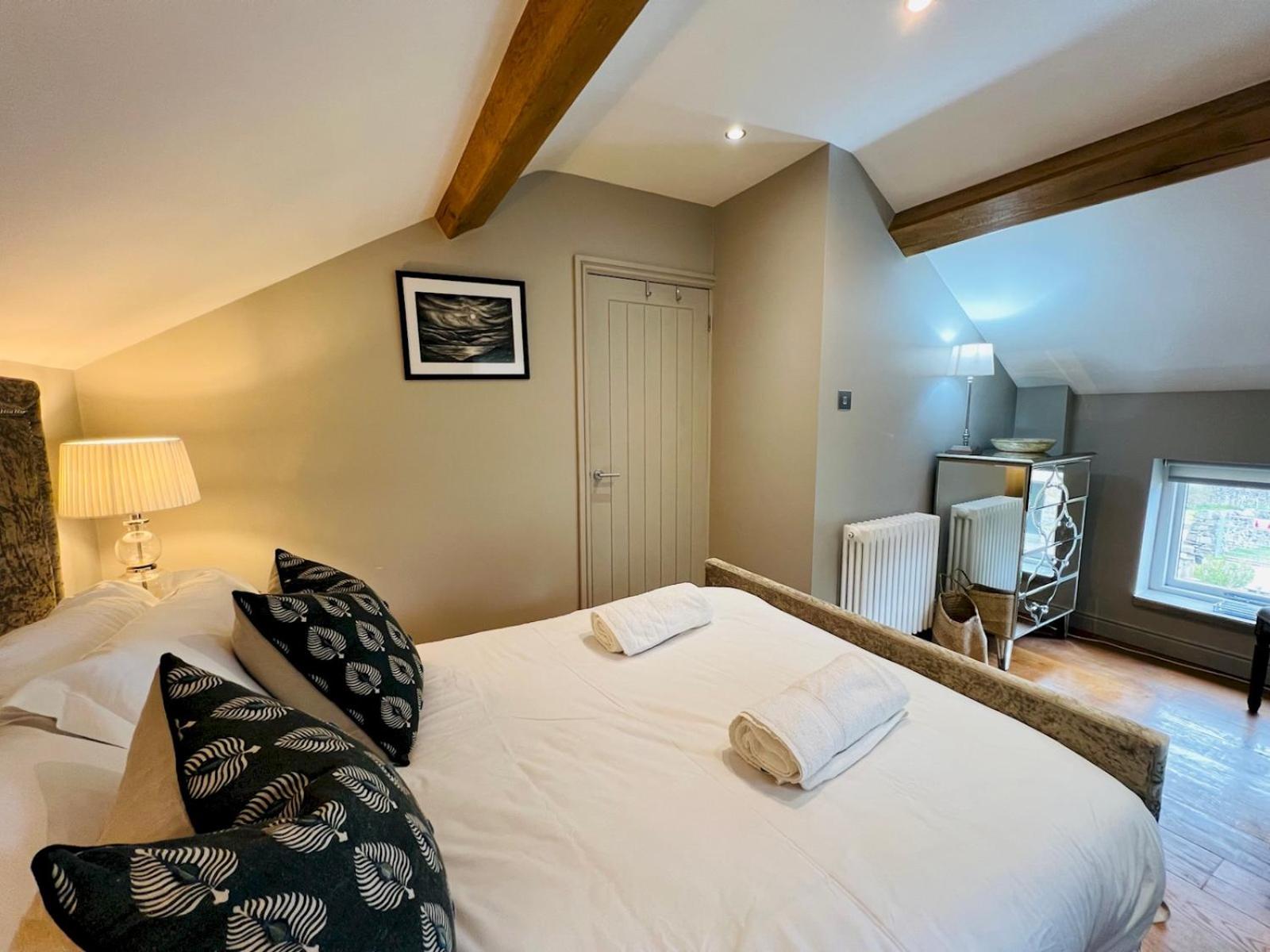 Pass the Keys Stunning 3-Bed Cottage Shepherd Hut Peak Views