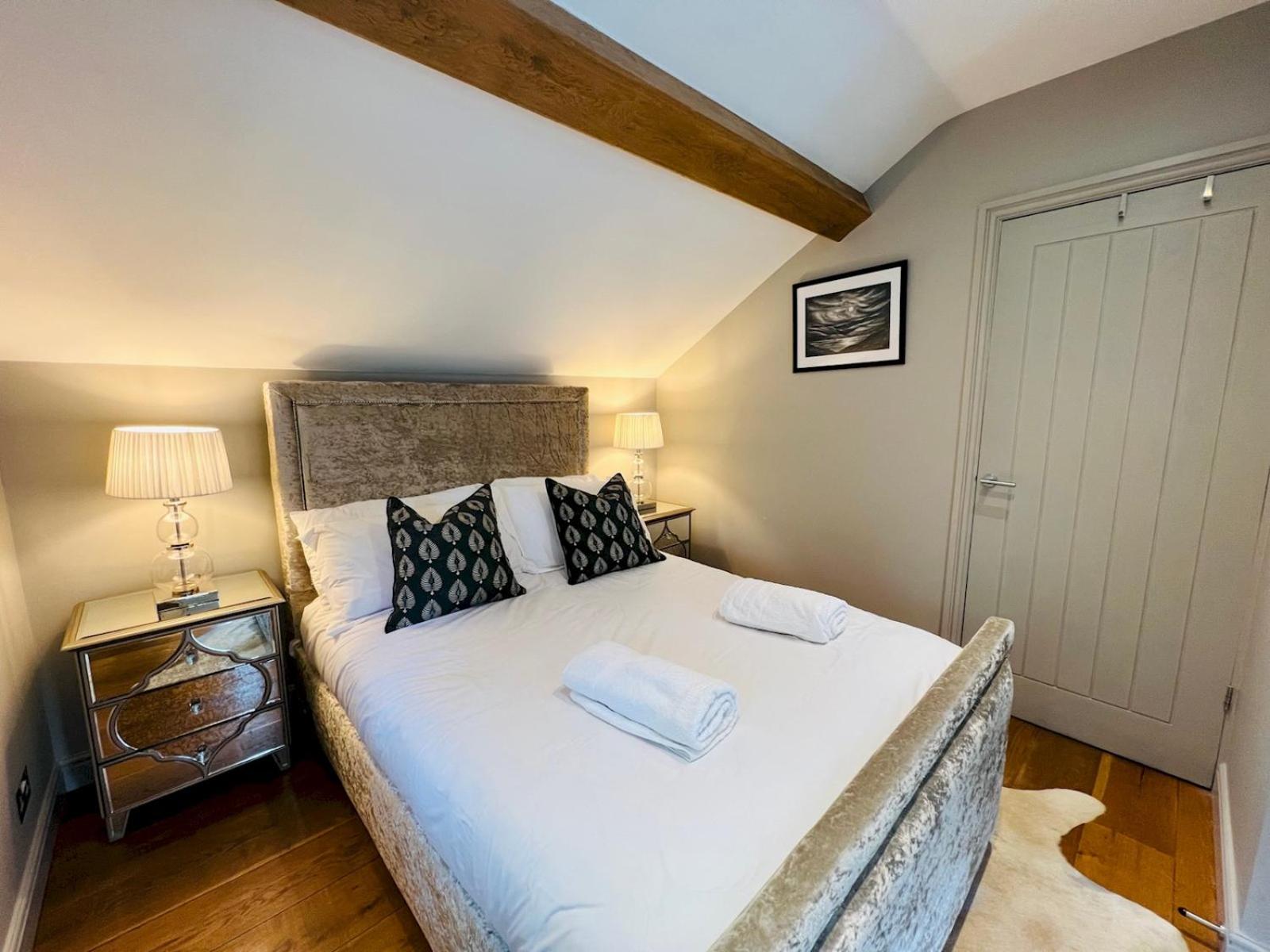 Pass the Keys Stunning 3-Bed Cottage Shepherd Hut Peak Views