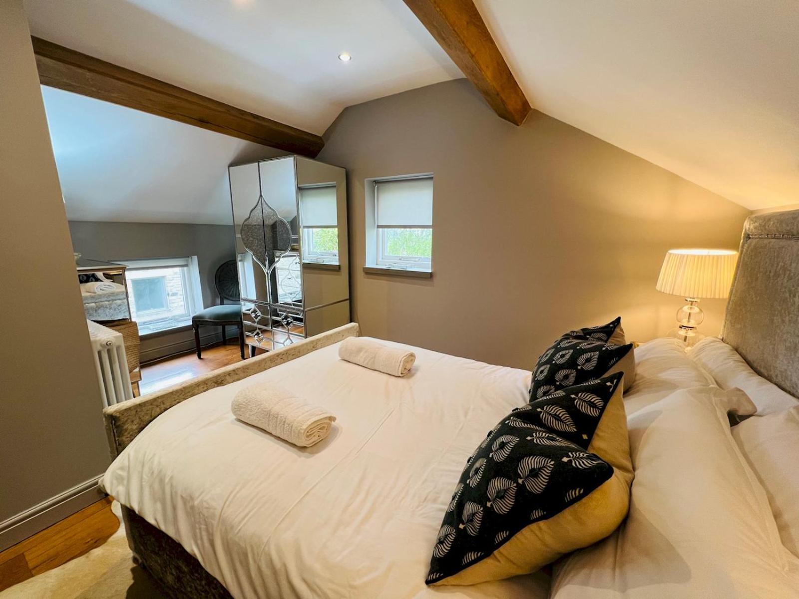 Pass the Keys Stunning 3-Bed Cottage Shepherd Hut Peak Views