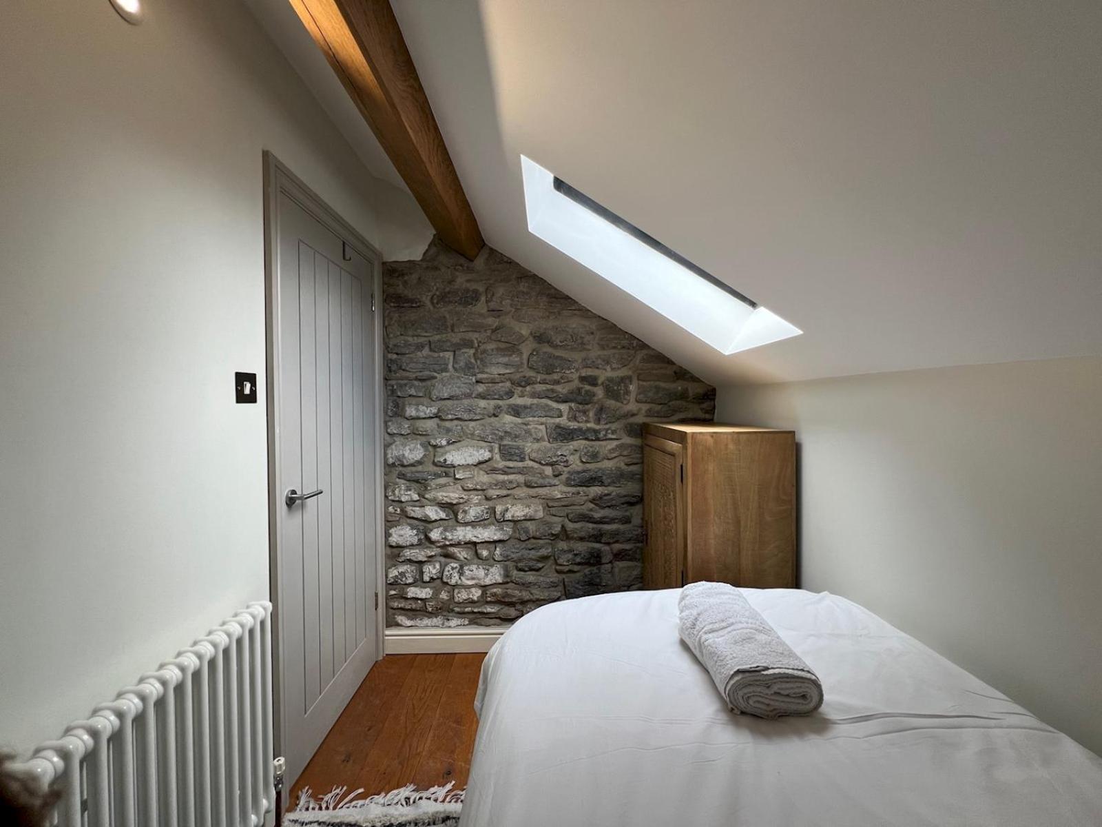 Pass the Keys Stunning 3-Bed Cottage Shepherd Hut Peak Views