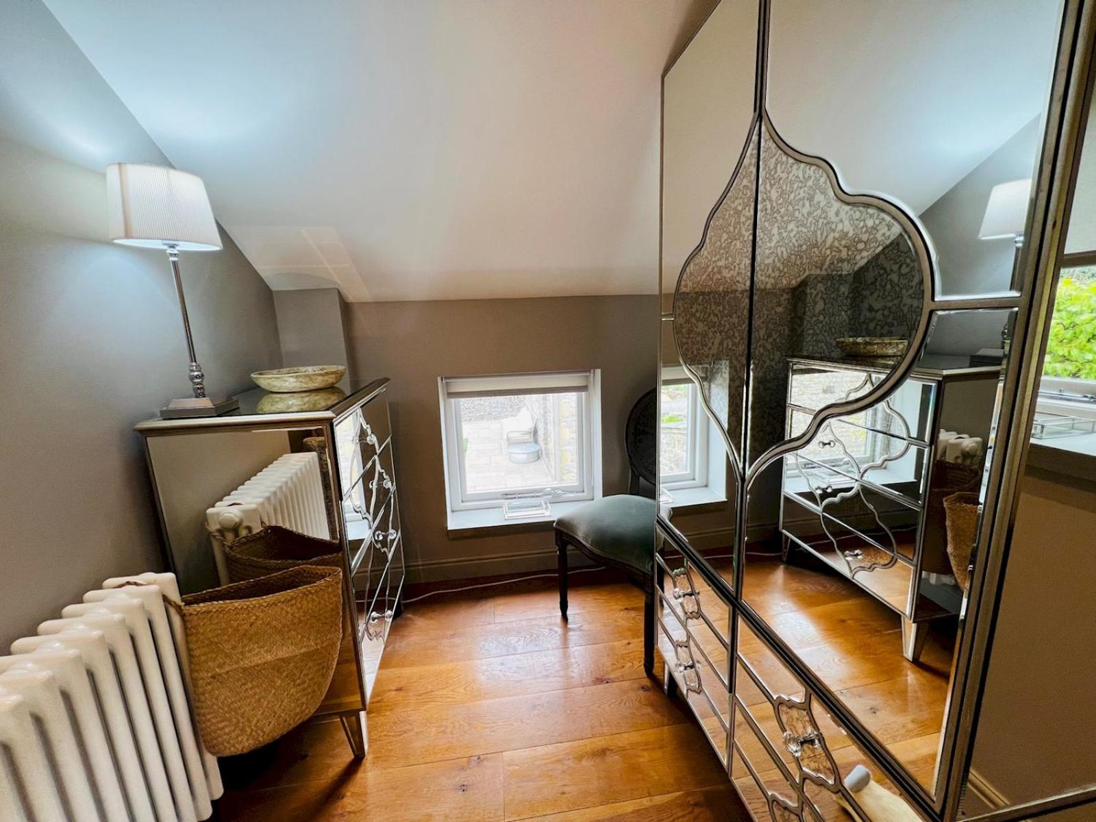 Pass the Keys Stunning 3-Bed Cottage Shepherd Hut Peak Views