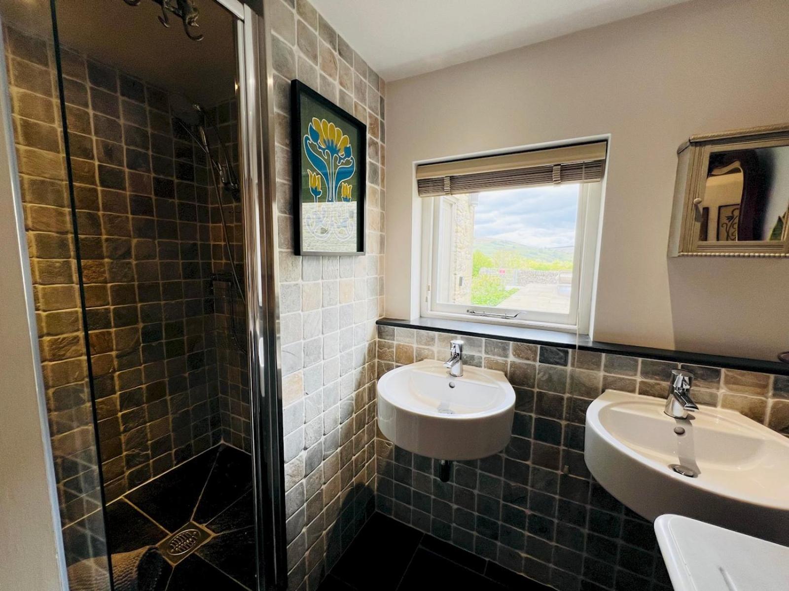 Pass the Keys Stunning 3-Bed Cottage Shepherd Hut Peak Views
