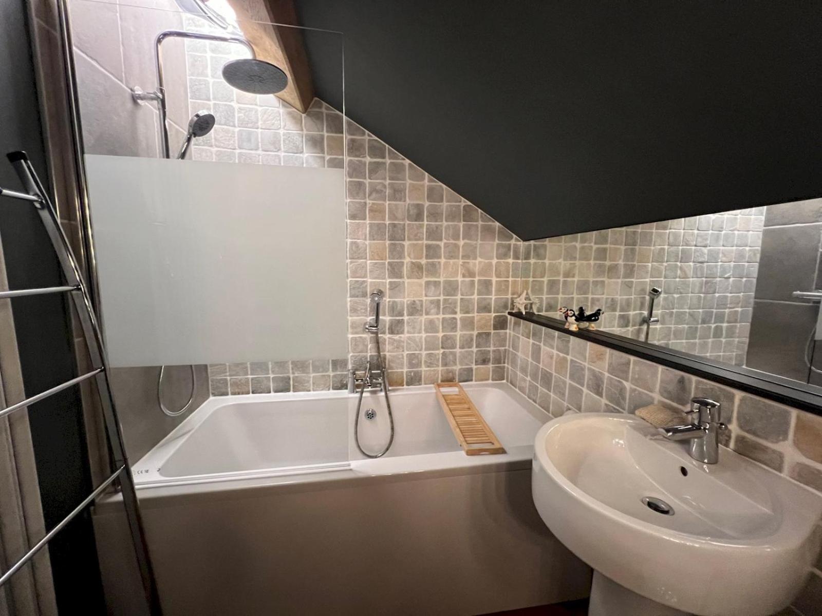 Pass the Keys Stunning 3-Bed Cottage Shepherd Hut Peak Views