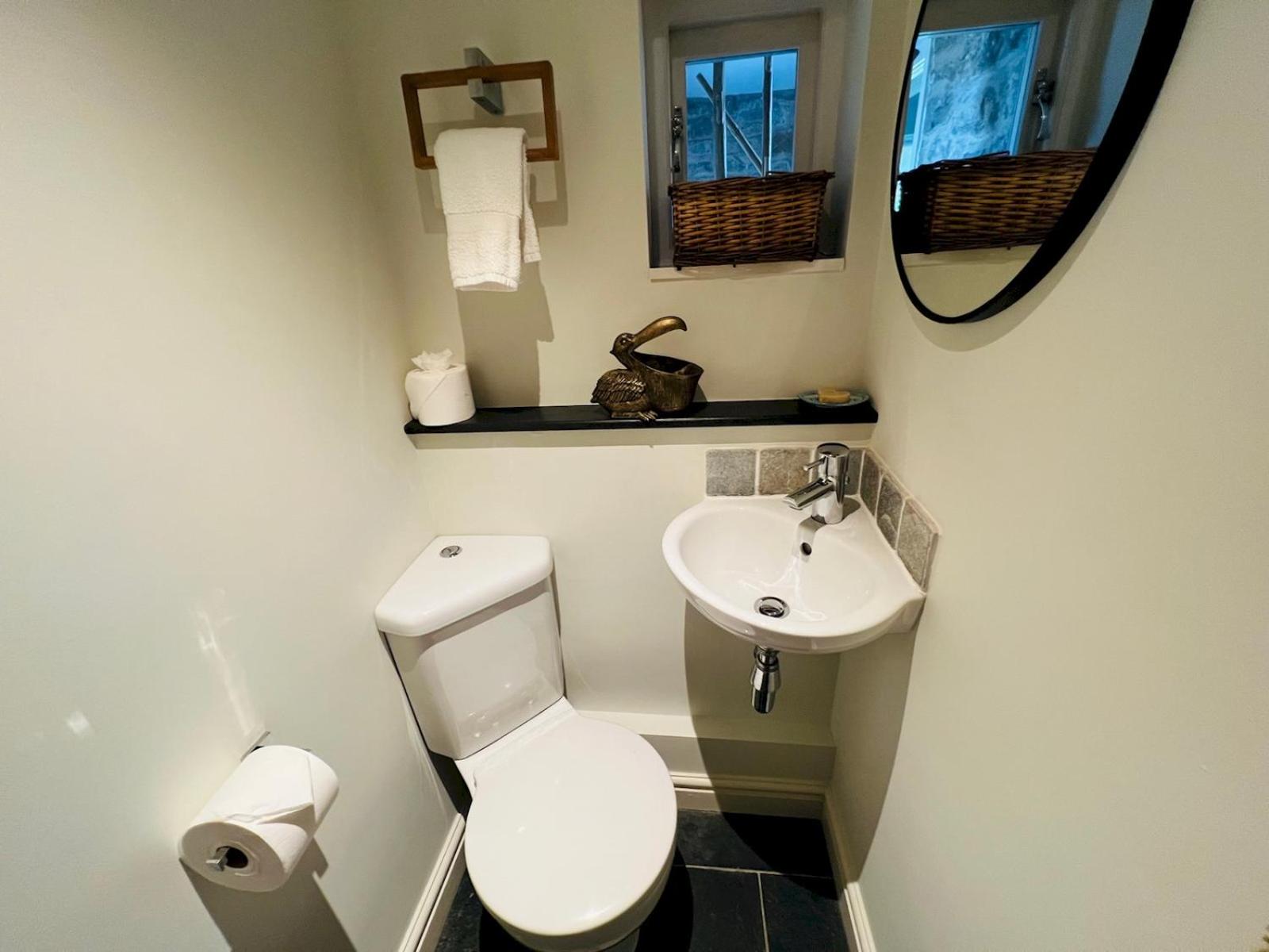Pass the Keys Stunning 3-Bed Cottage Shepherd Hut Peak Views