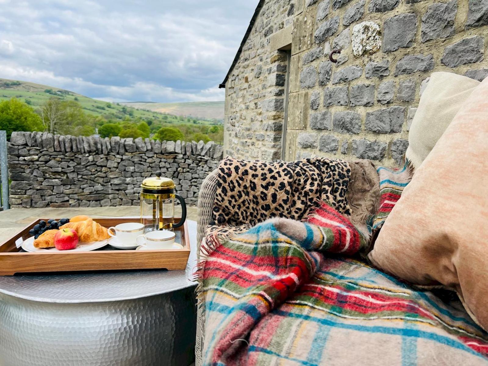 Pass the Keys Stunning 3-Bed Cottage Shepherd Hut Peak Views