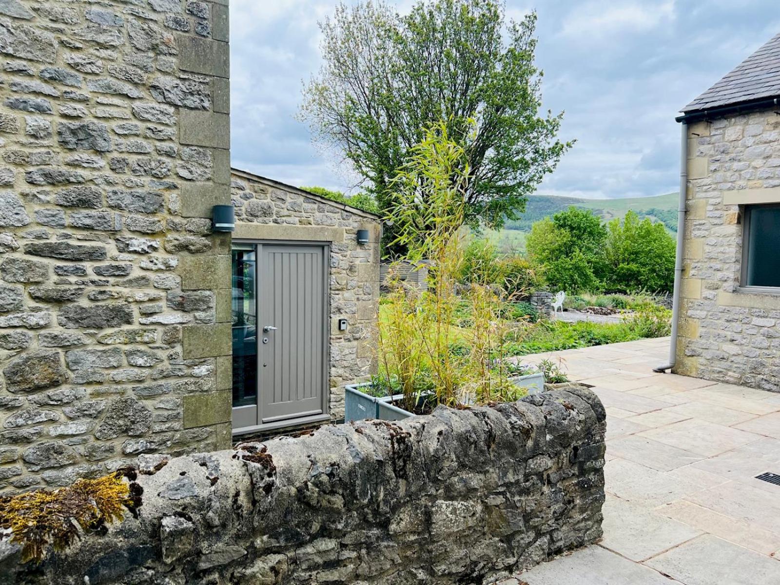 Pass the Keys Stunning 3-Bed Cottage Shepherd Hut Peak Views