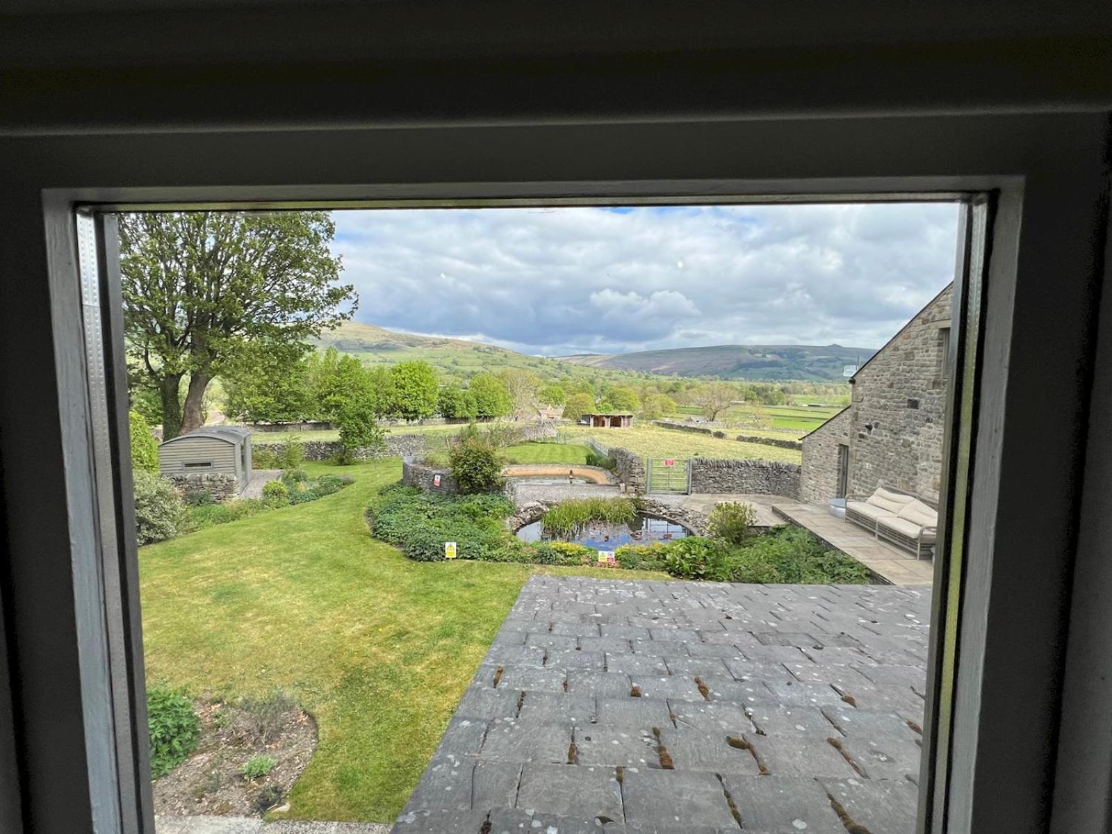 Pass the Keys Stunning 3-Bed Cottage Shepherd Hut Peak Views