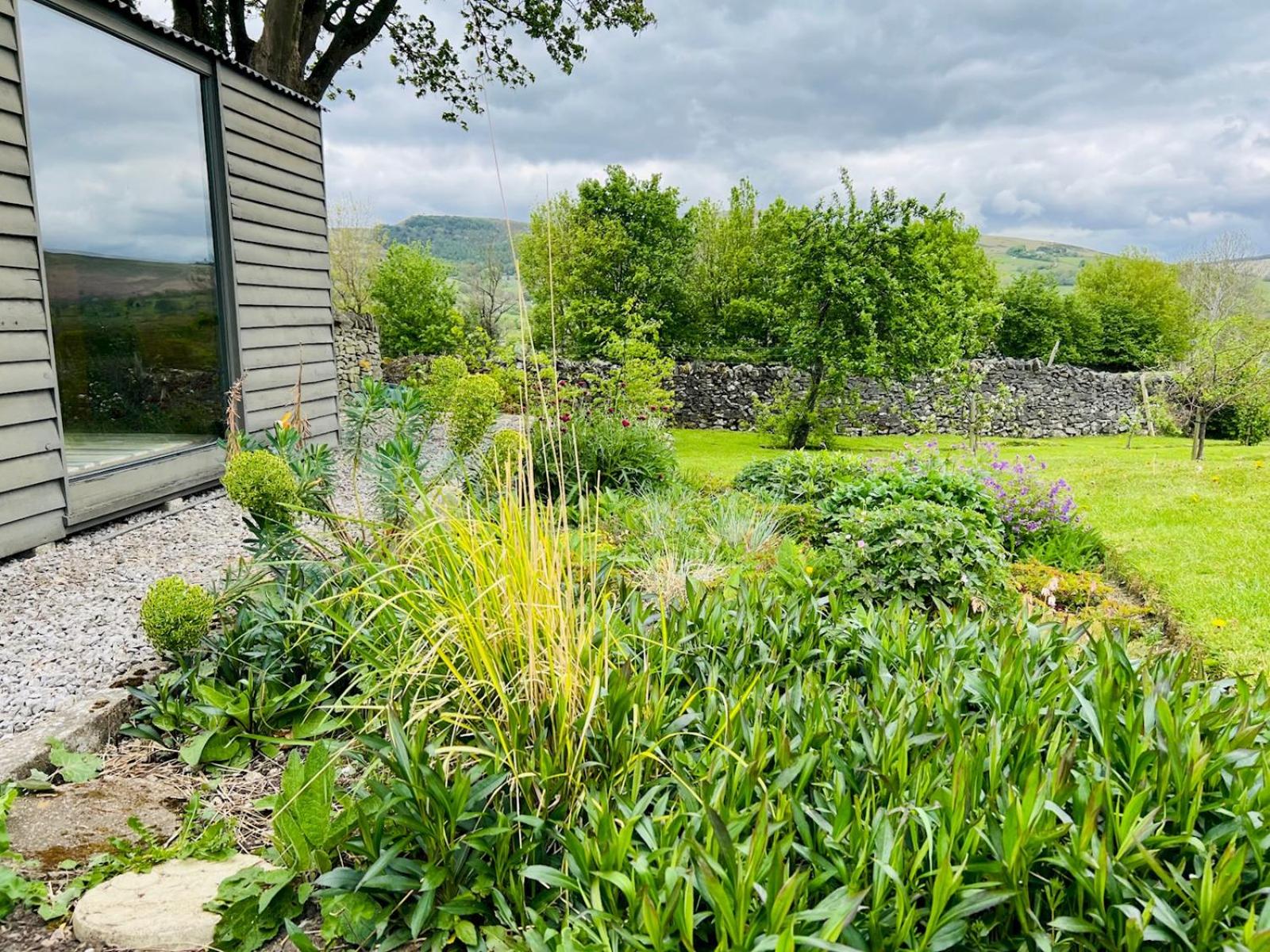 Pass the Keys Stunning 3-Bed Cottage Shepherd Hut Peak Views