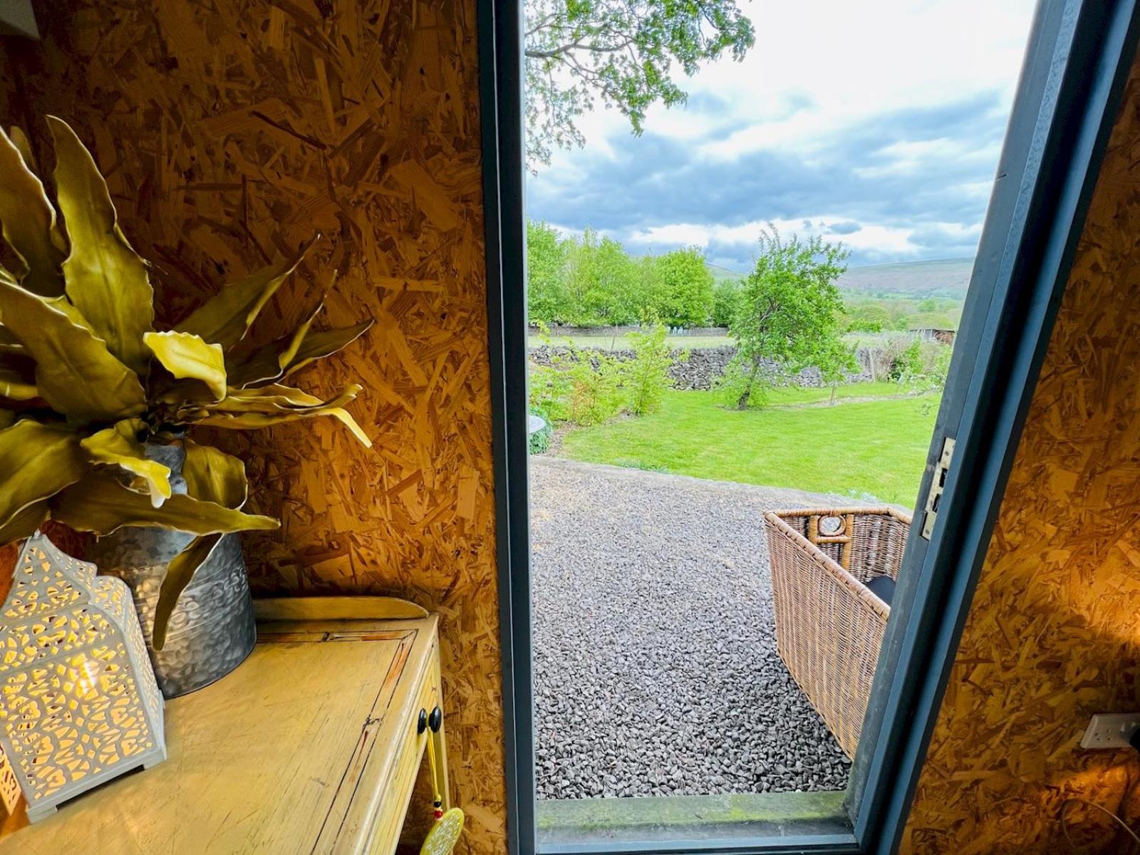 Pass the Keys Stunning 3-Bed Cottage Shepherd Hut Peak Views