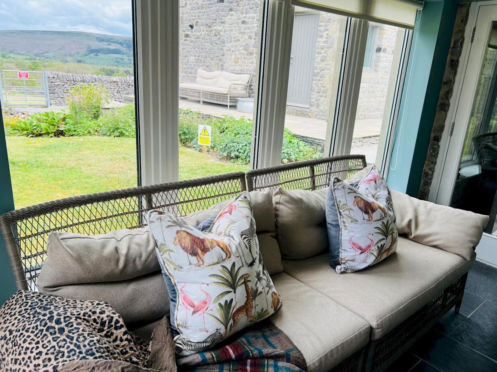 Pass the Keys Stunning 3-Bed Cottage Shepherd Hut Peak Views