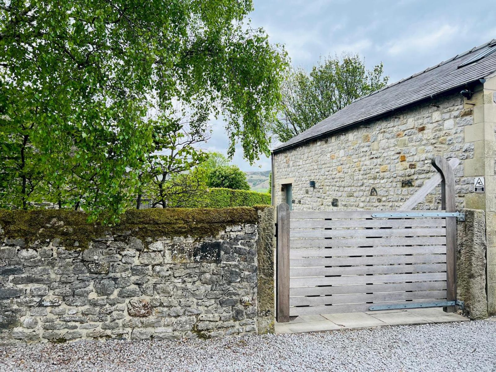 Pass the Keys Stunning 3-Bed Cottage Shepherd Hut Peak Views