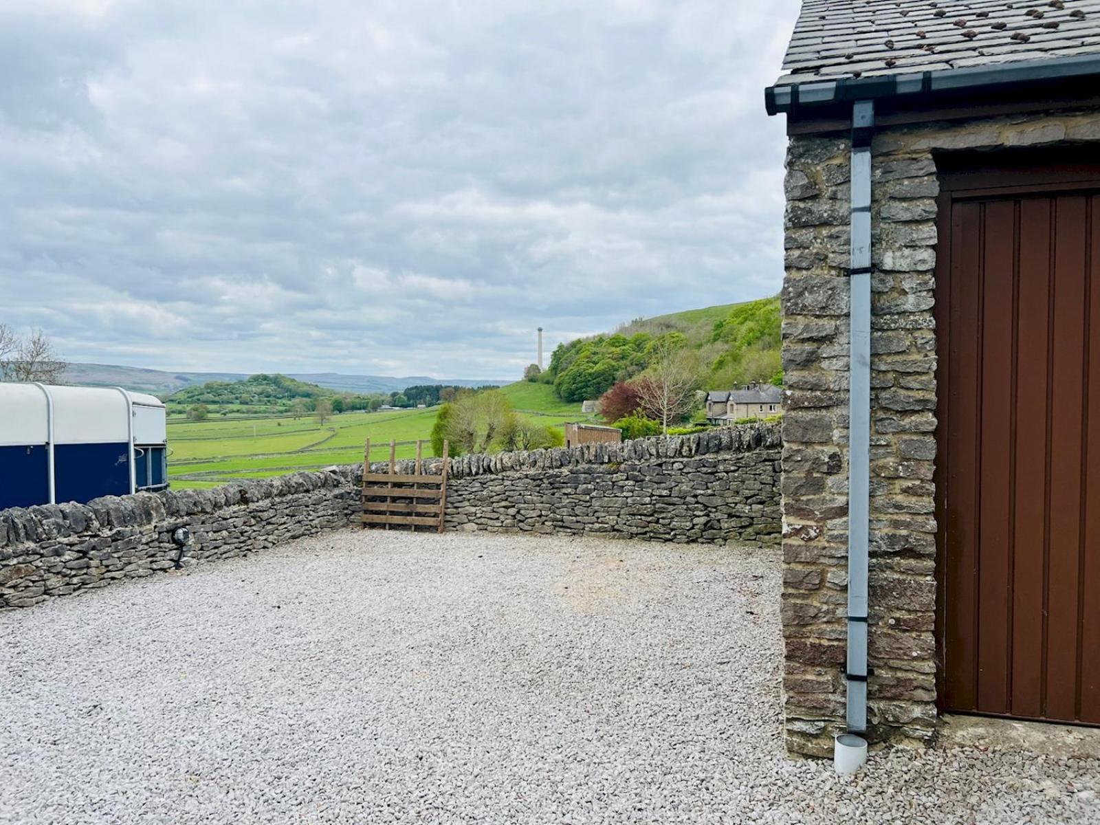 Pass the Keys Stunning 3-Bed Cottage Shepherd Hut Peak Views