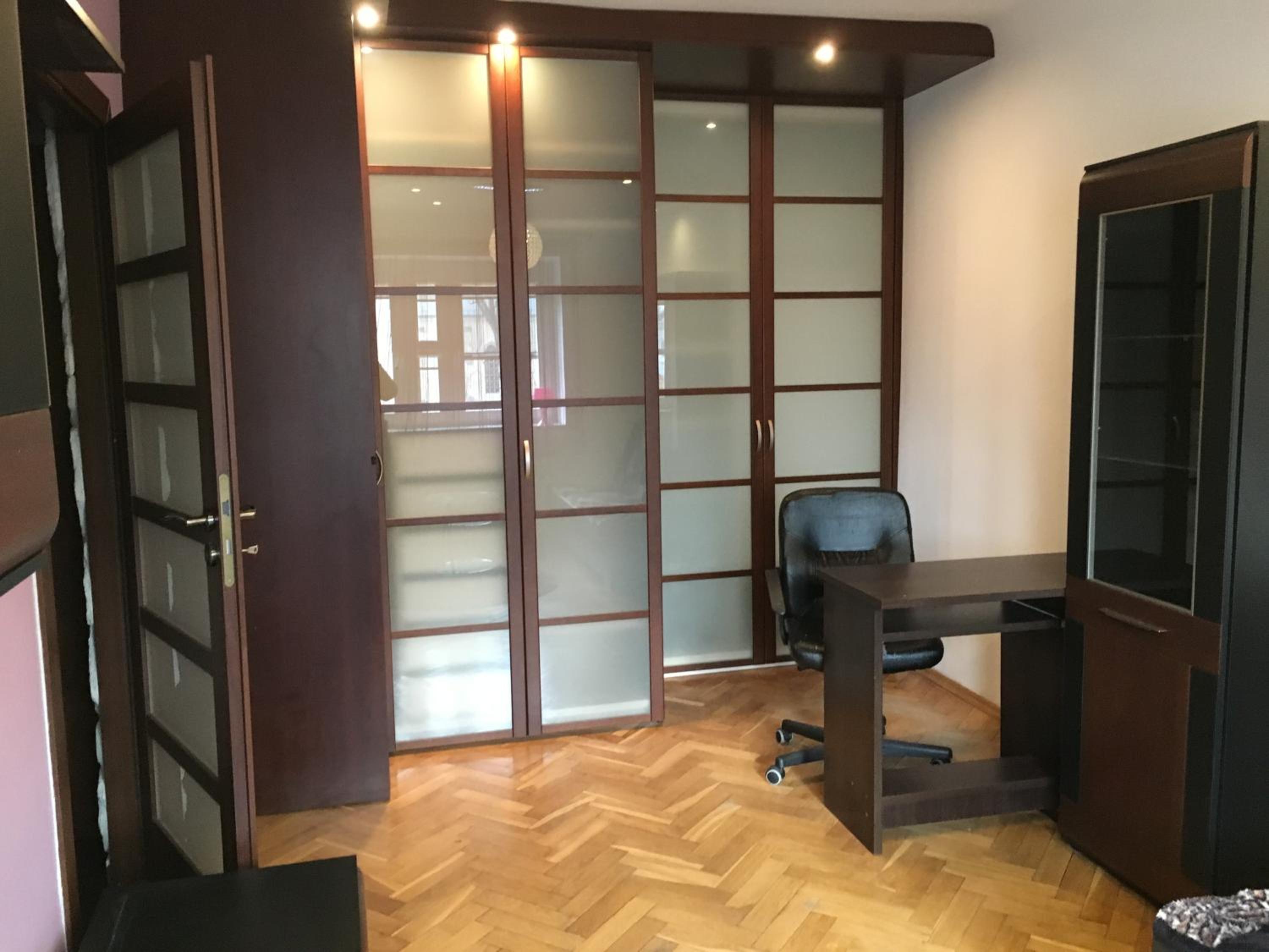 Plac Bankowy Apartment, Metro