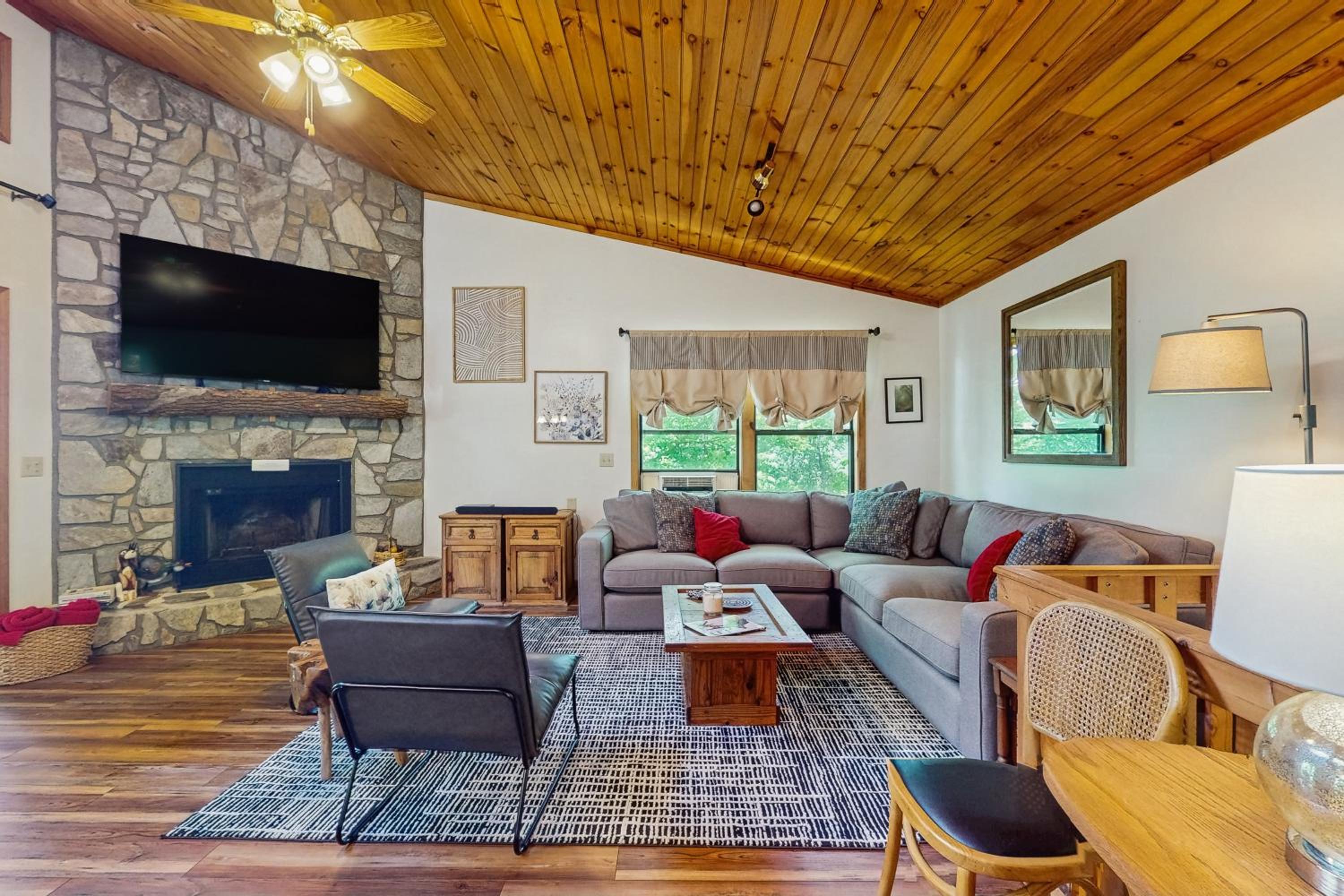 Mtn-View Deck! Maggie Valley Cabin, 8 Mi to Skiing
