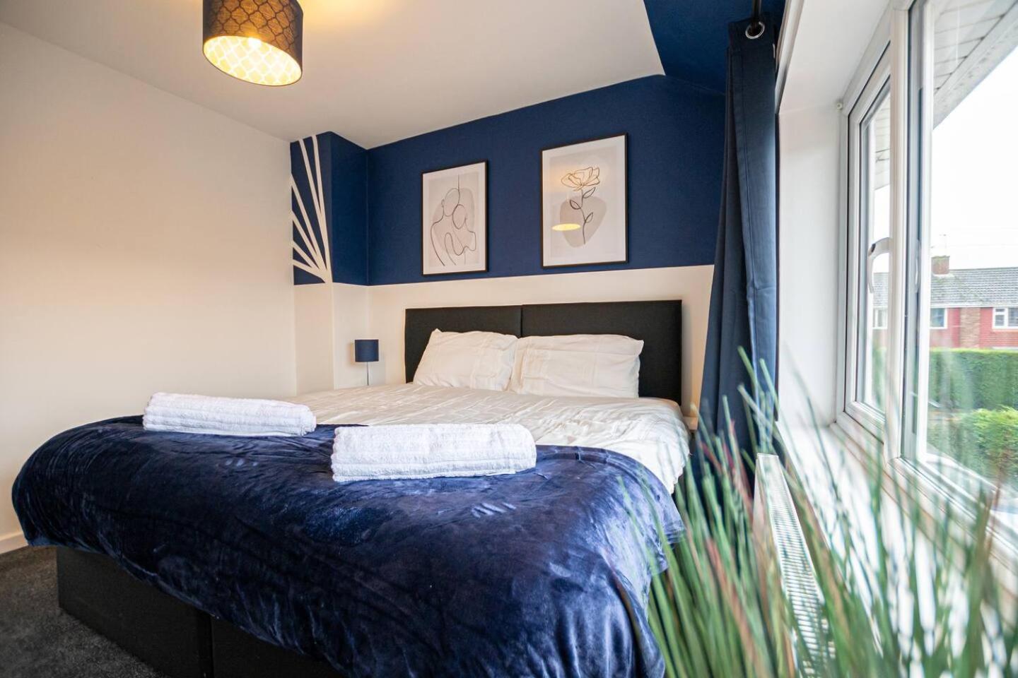 Spacious 4-Bed House with Parking Near City Centre
