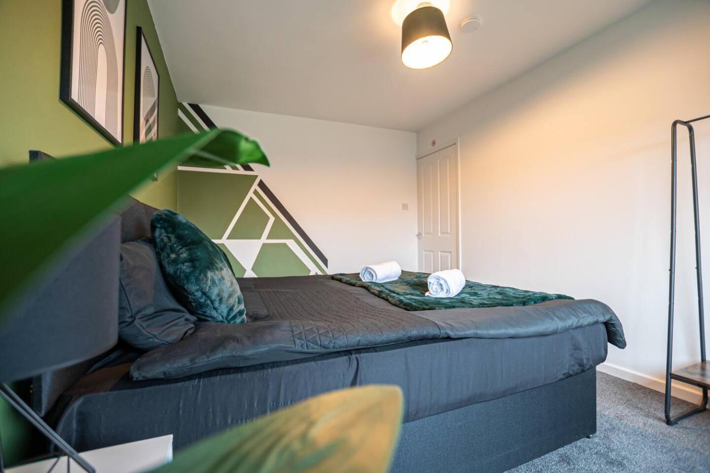 Spacious 4-Bed House with Parking Near City Centre