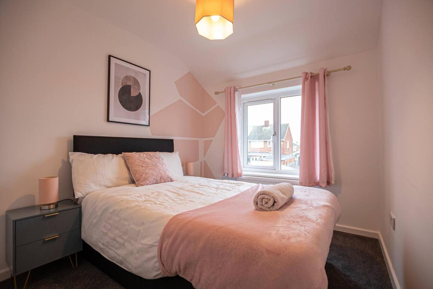 Spacious 4-Bed House with Parking Near City Centre