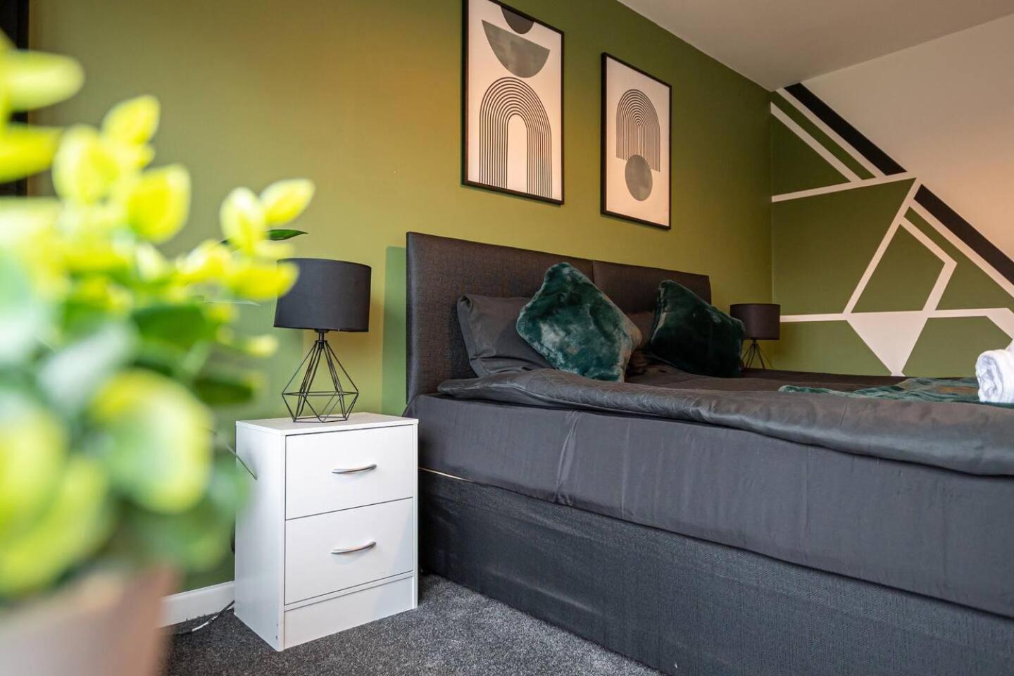 Spacious 4-Bed House with Parking Near City Centre