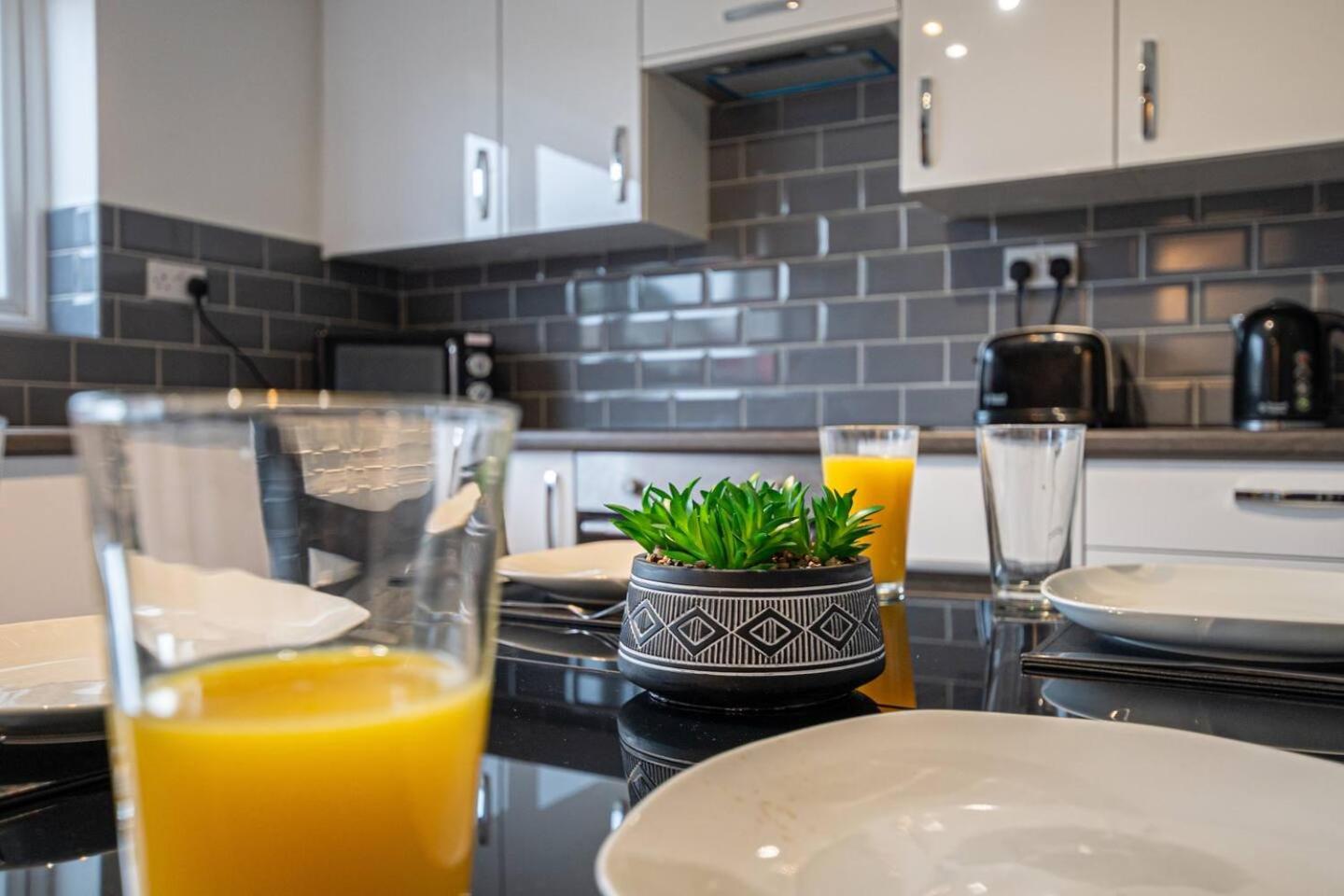 Spacious 4-Bed House with Parking Near City Centre