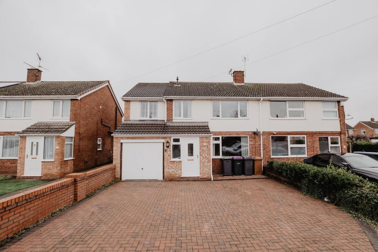 Spacious 4-Bed House with Parking Near City Centre