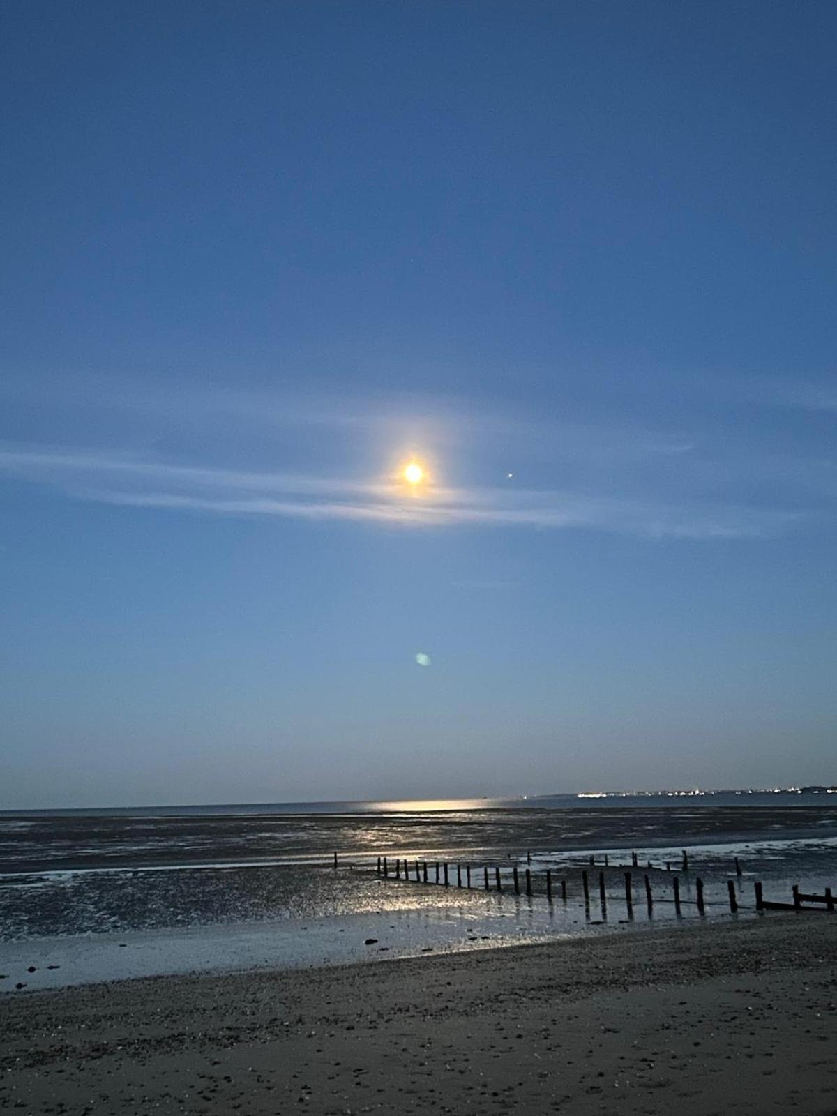 The Bird's Nest by Sheppey Stays- Pet Friendly Cozy Coastal Escape - Sleeps 6 with Parking - Great Rates for Long Stays