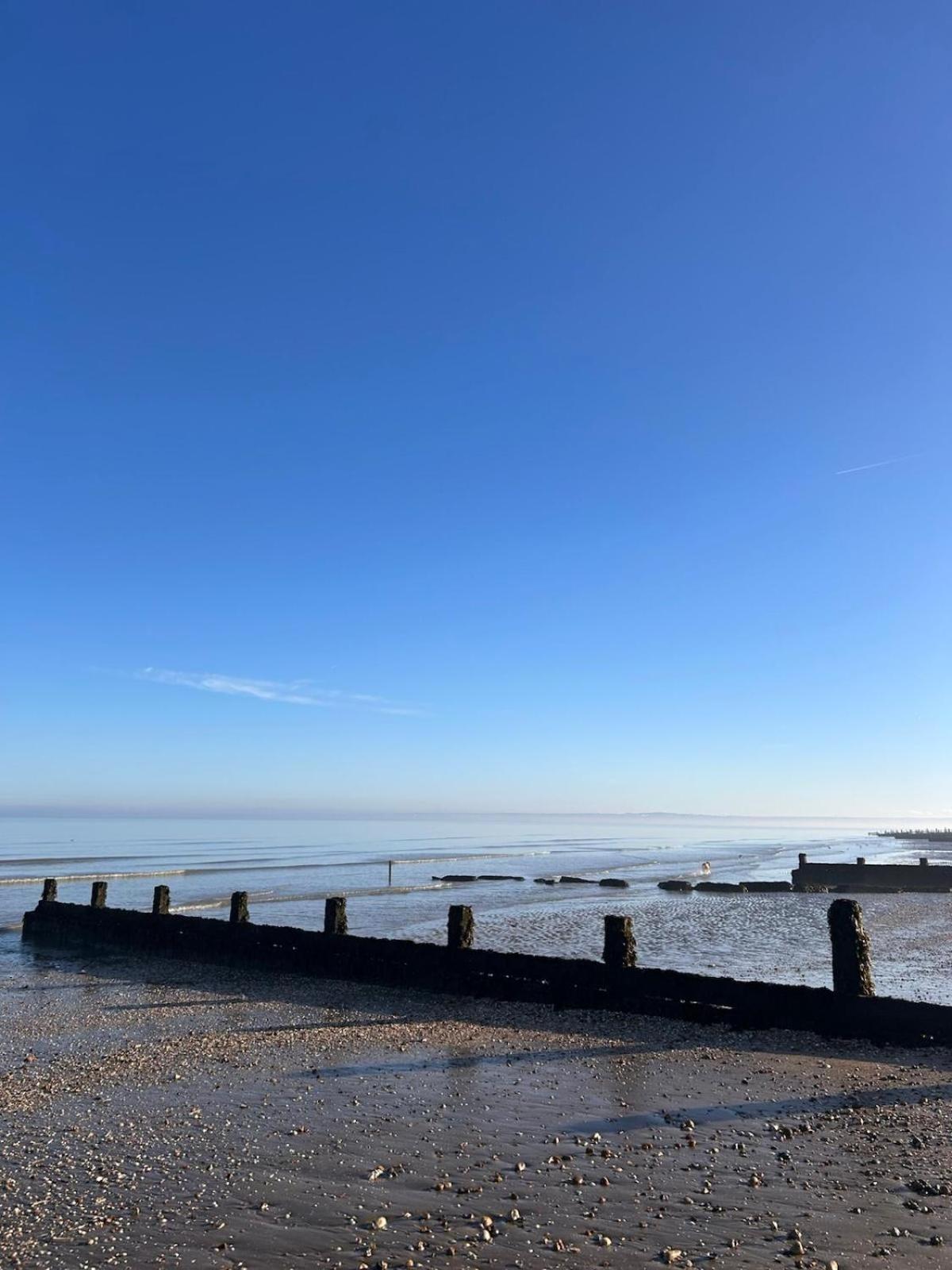 The Bird's Nest by Sheppey Stays- Pet Friendly Cozy Coastal Escape - Sleeps 6 with Parking - Great Rates for Long Stays