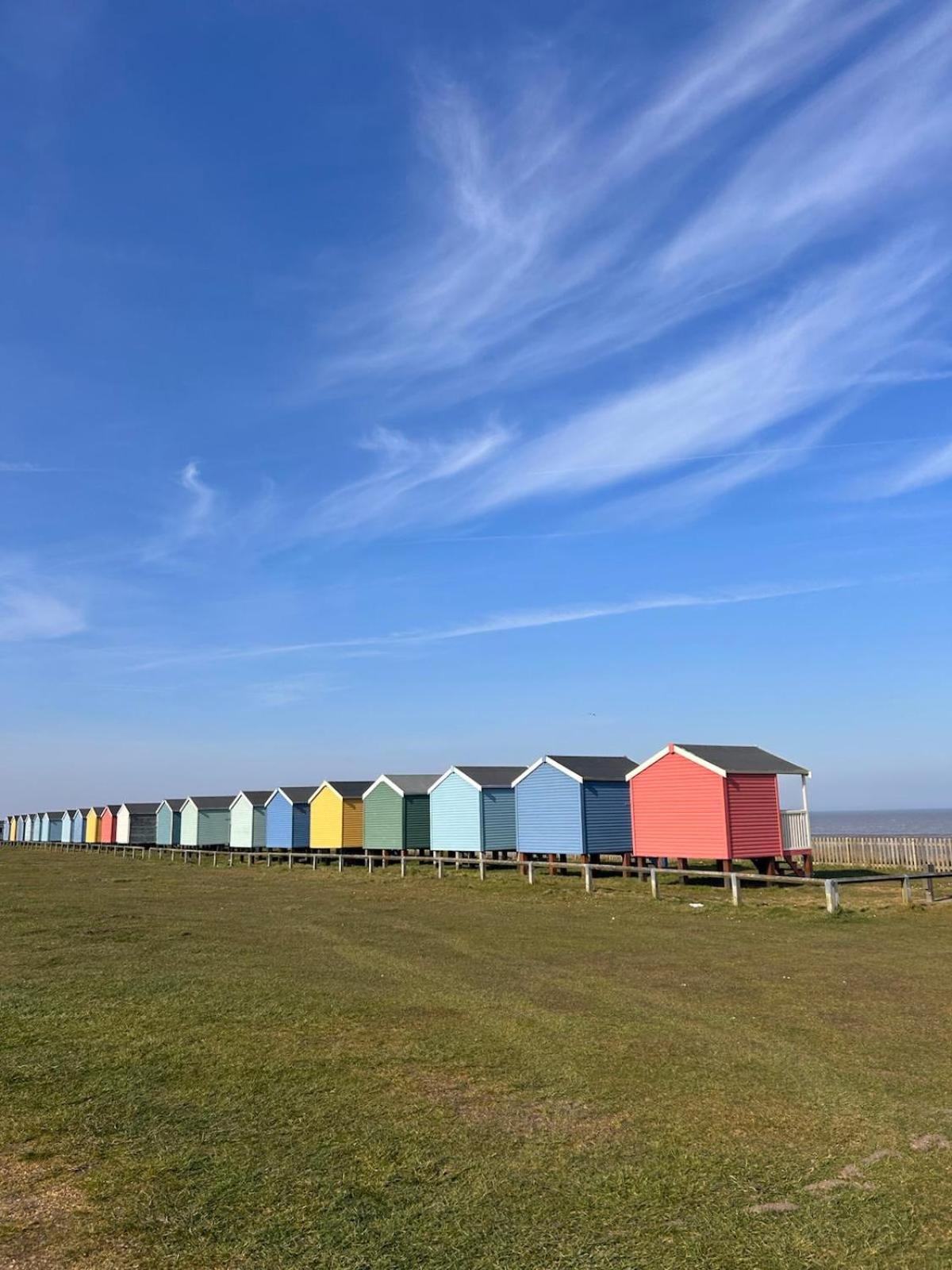 The Bird's Nest by Sheppey Stays- Pet Friendly Cozy Coastal Escape - Sleeps 6 with Parking - Great Rates for Long Stays