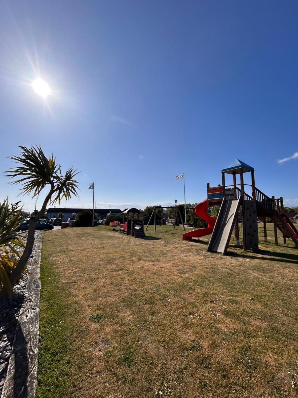 The Bird's Nest by Sheppey Stays- Pet Friendly Cozy Coastal Escape - Sleeps 6 with Parking - Great Rates for Long Stays