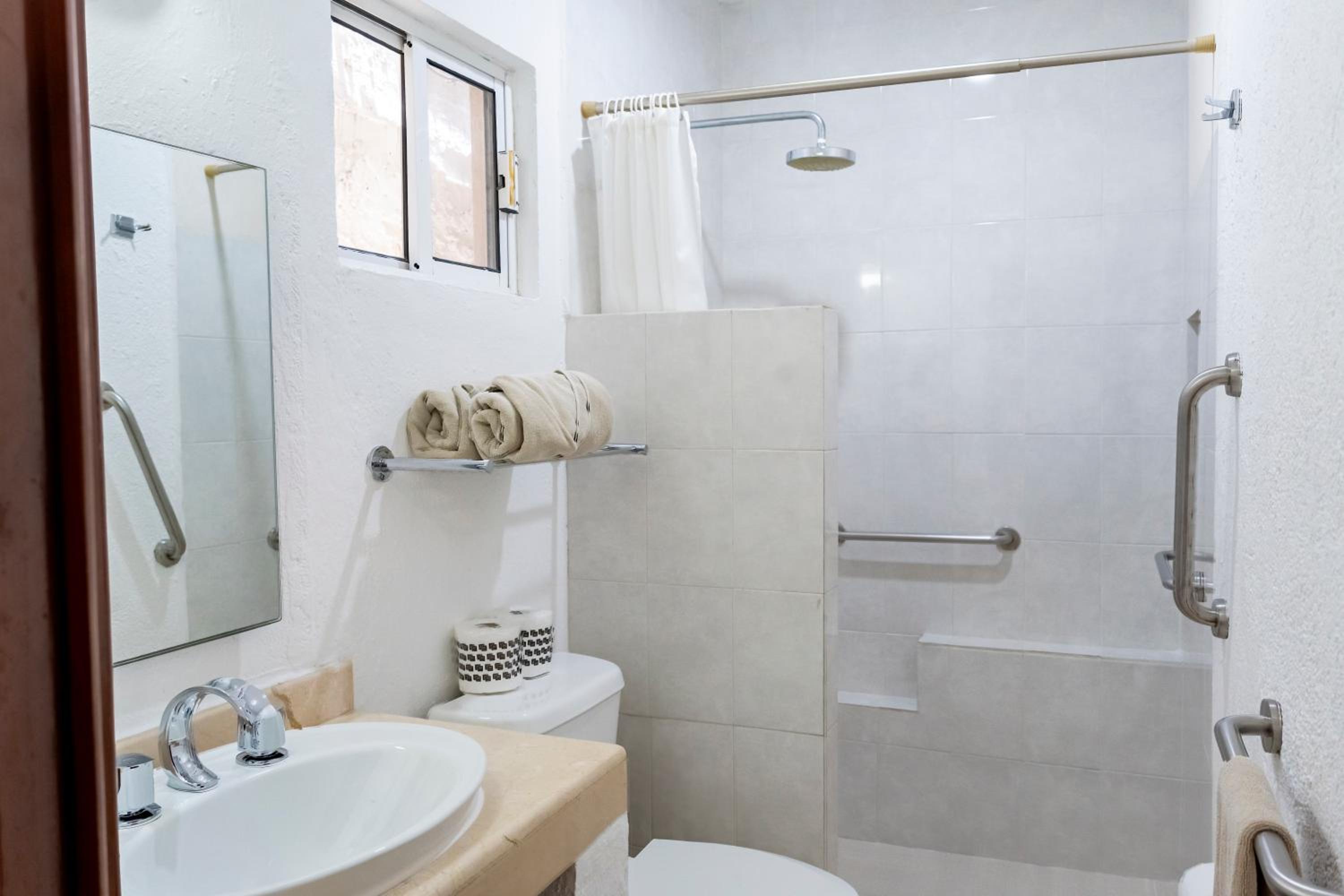 Amazing Complex Near 5th Avenue by Andiani Travel