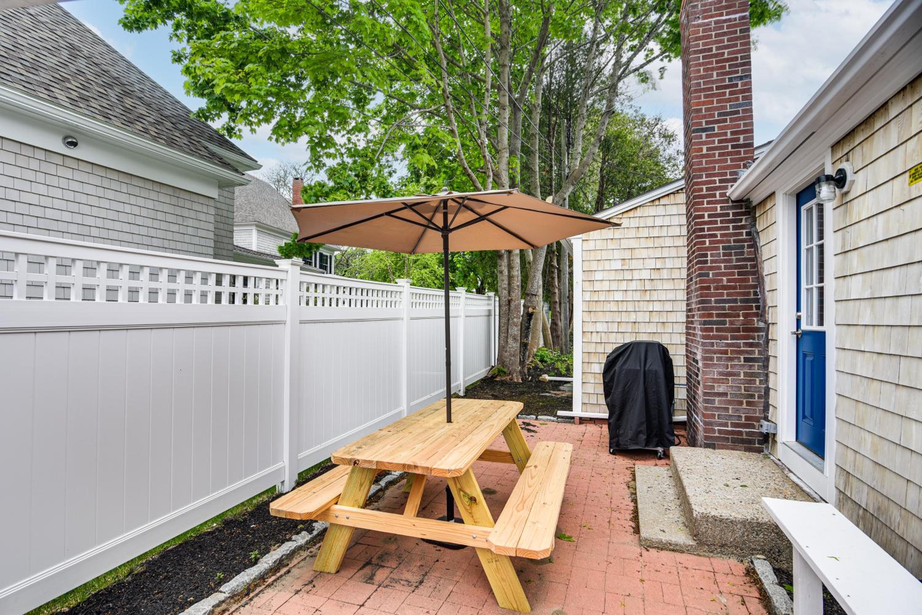 Walk to Shops and Dining Cozy Osterville Cottage