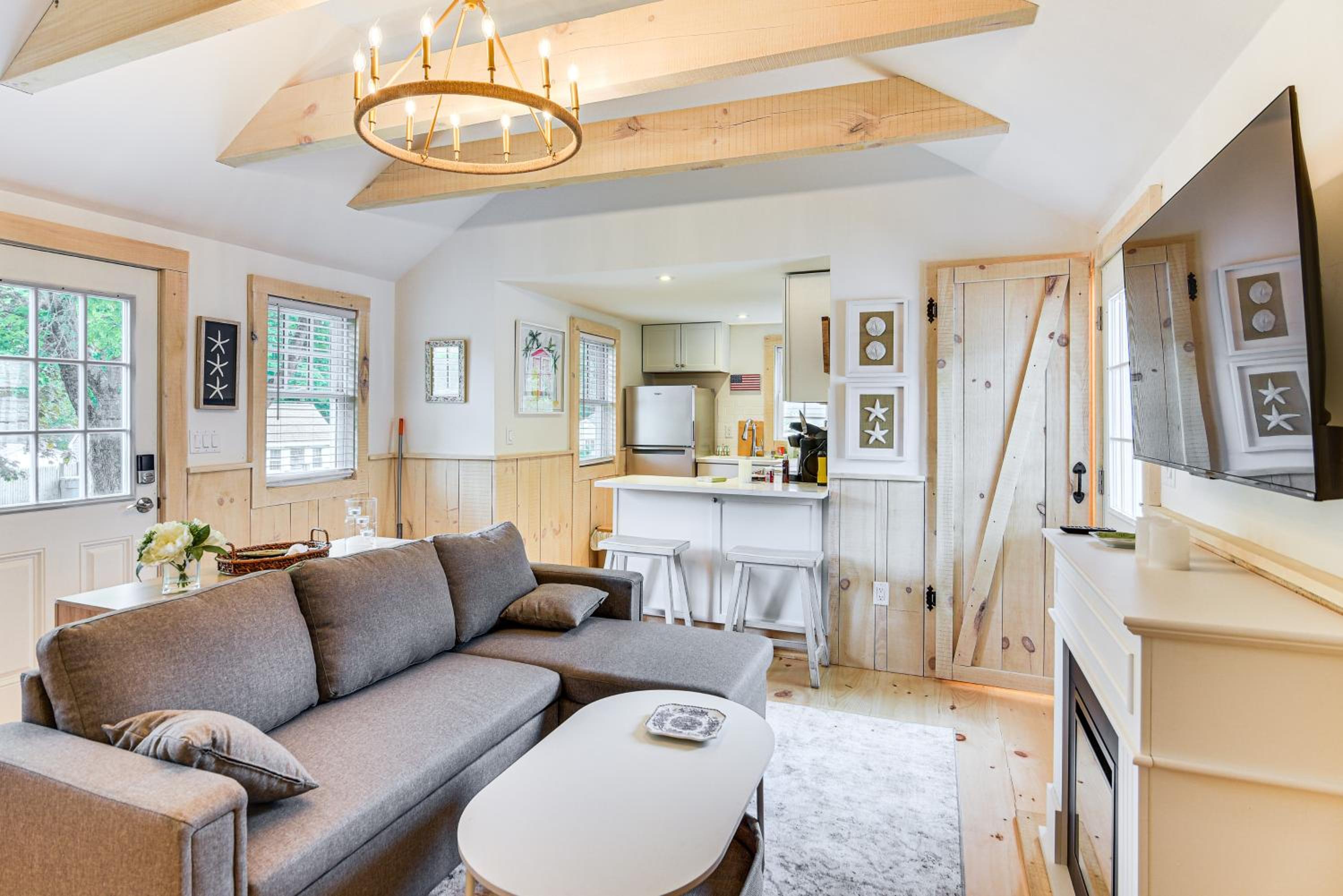 Walk to Shops and Dining Cozy Osterville Cottage