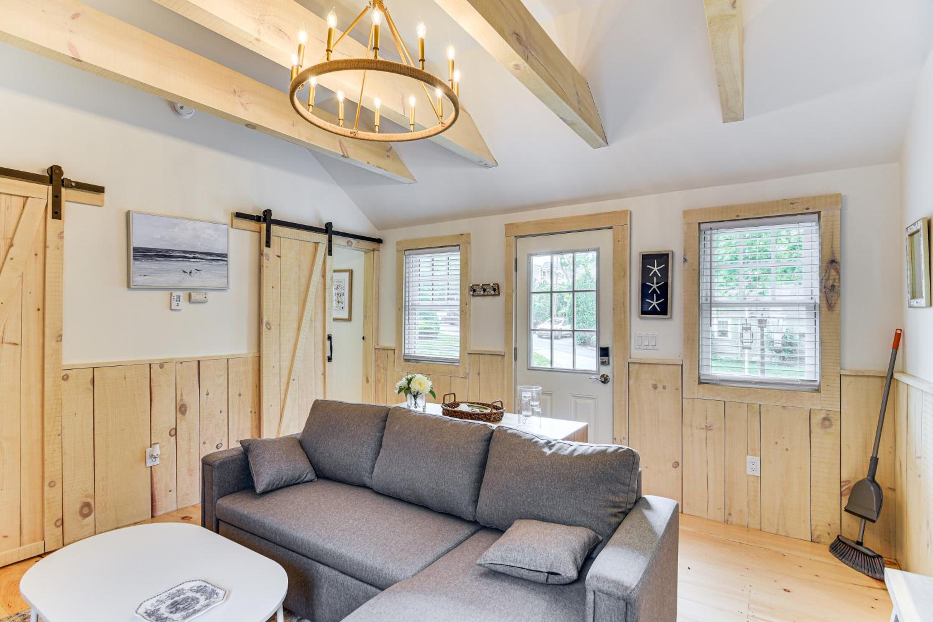 Walk to Shops and Dining Cozy Osterville Cottage