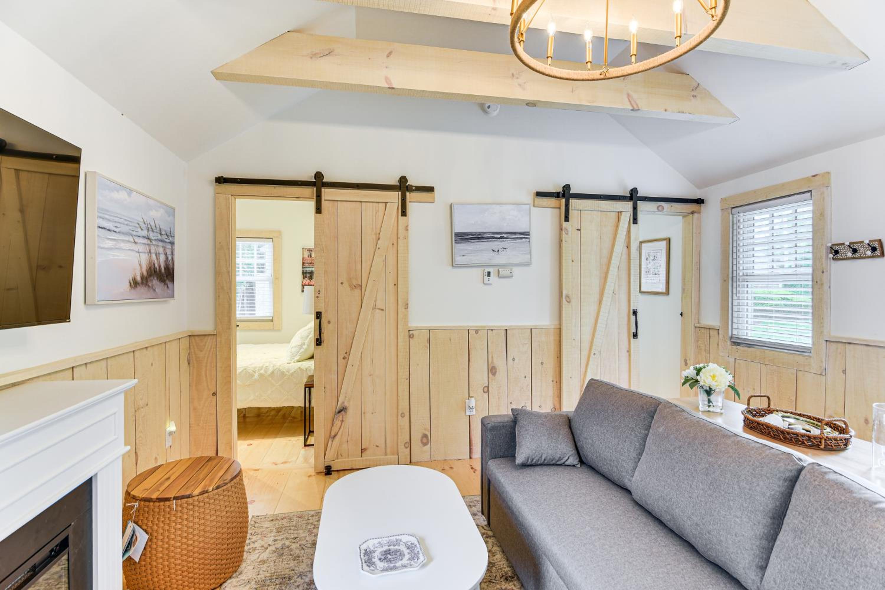 Walk to Shops and Dining Cozy Osterville Cottage