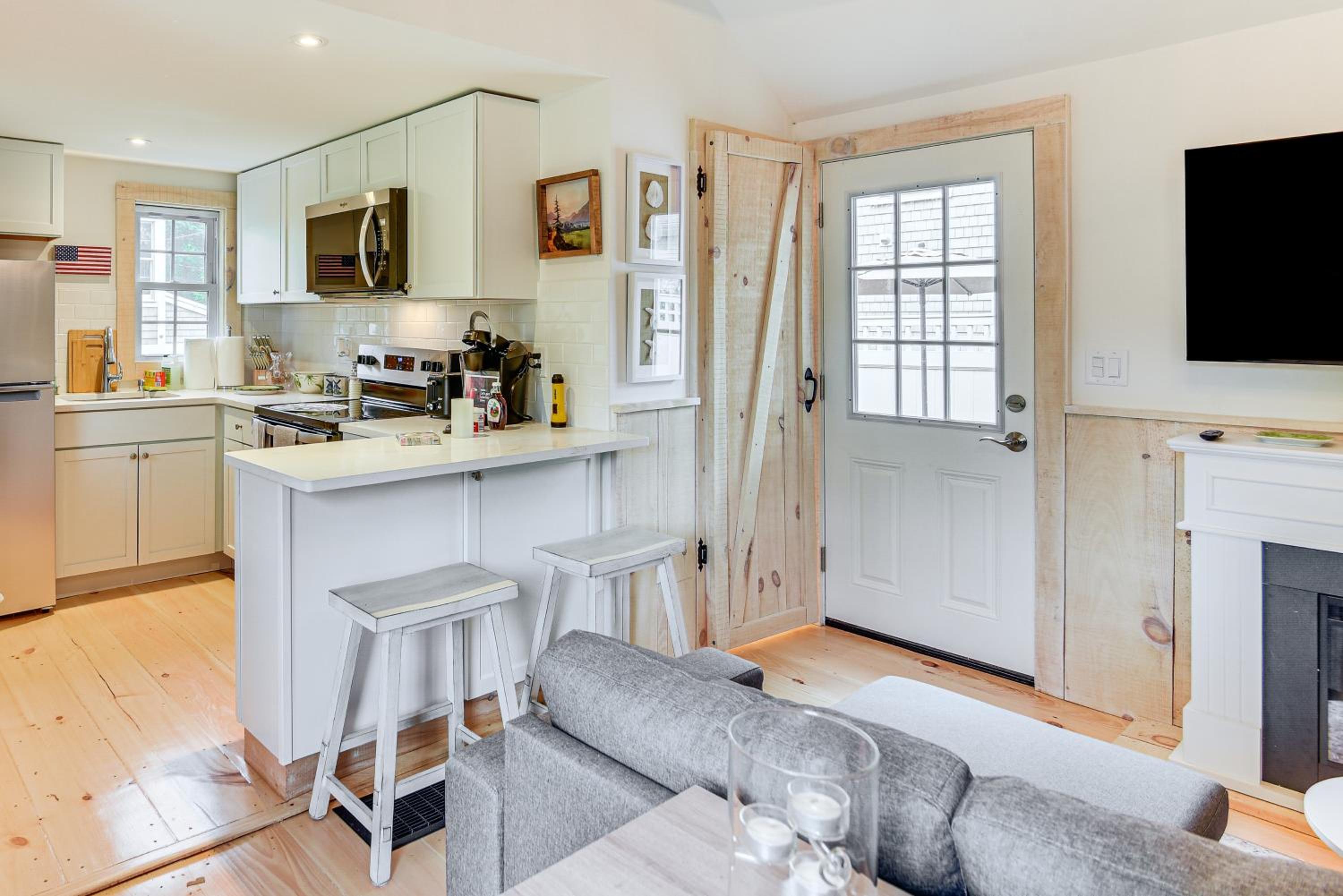 Walk to Shops and Dining Cozy Osterville Cottage