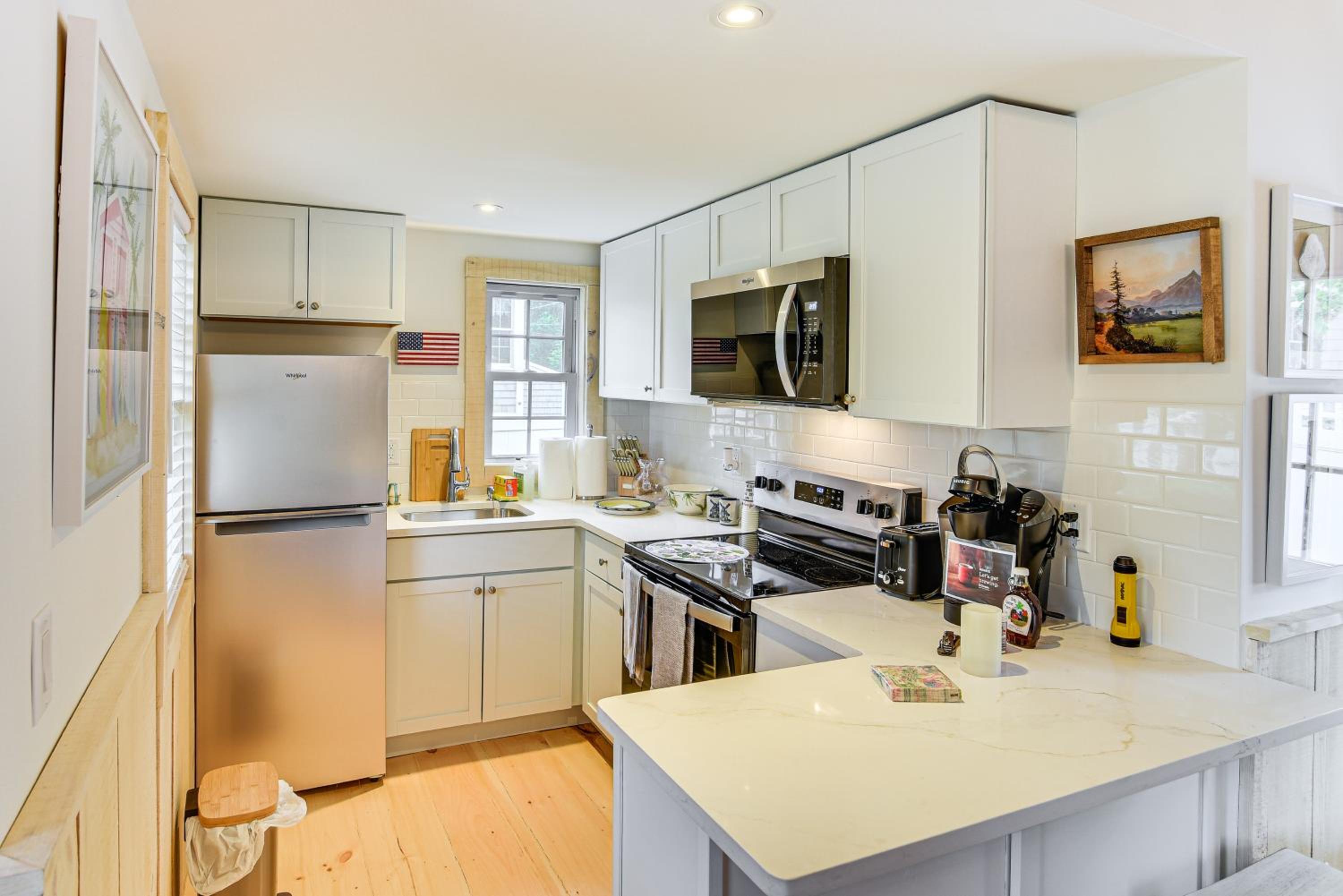 Walk to Shops and Dining Cozy Osterville Cottage