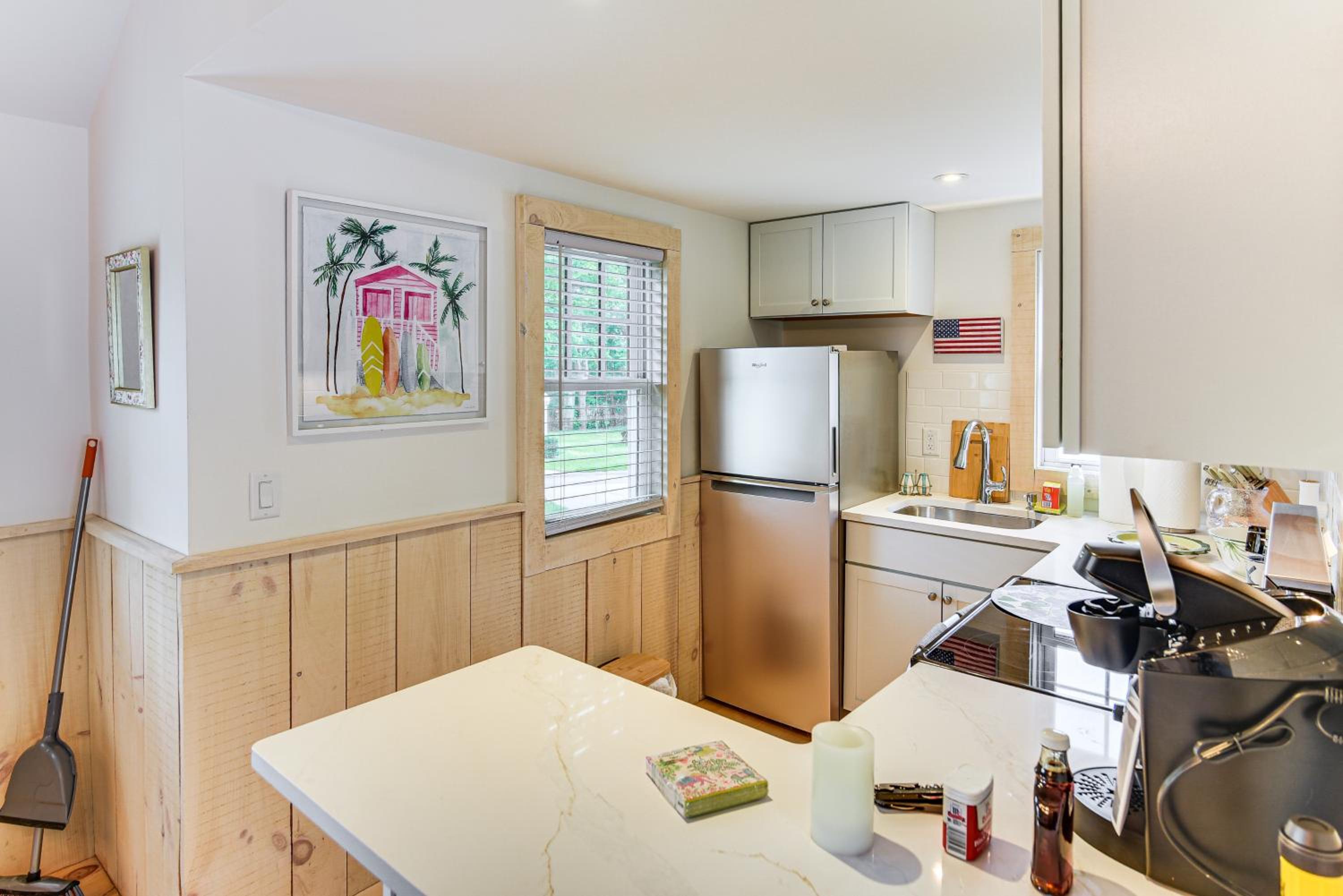 Walk to Shops and Dining Cozy Osterville Cottage