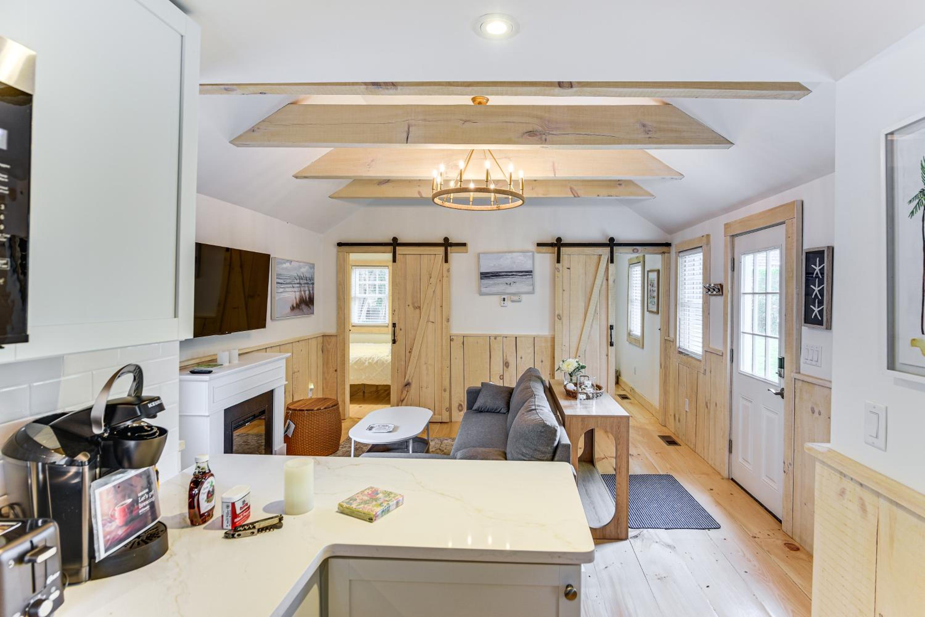 Walk to Shops and Dining Cozy Osterville Cottage