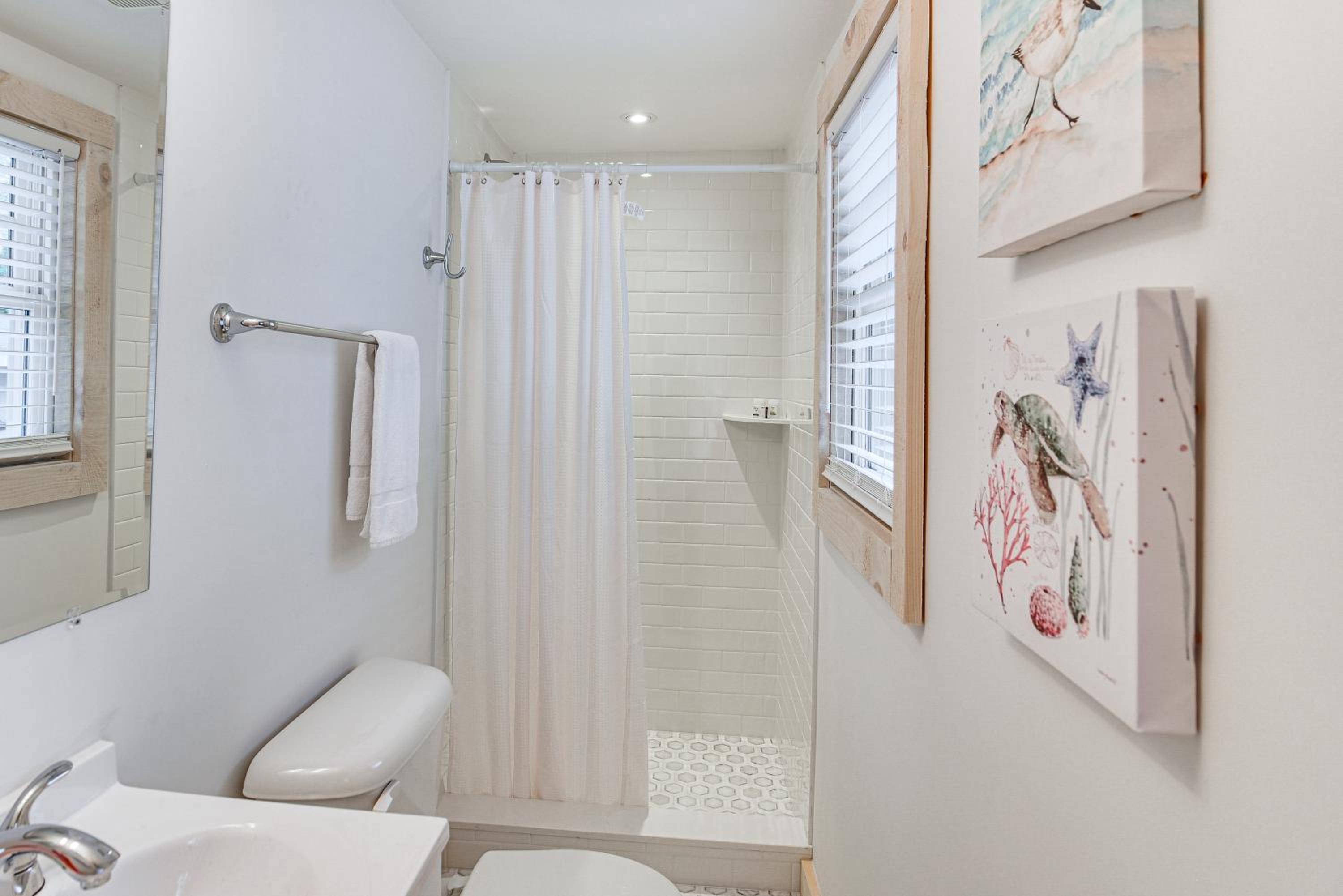 Walk to Shops and Dining Cozy Osterville Cottage