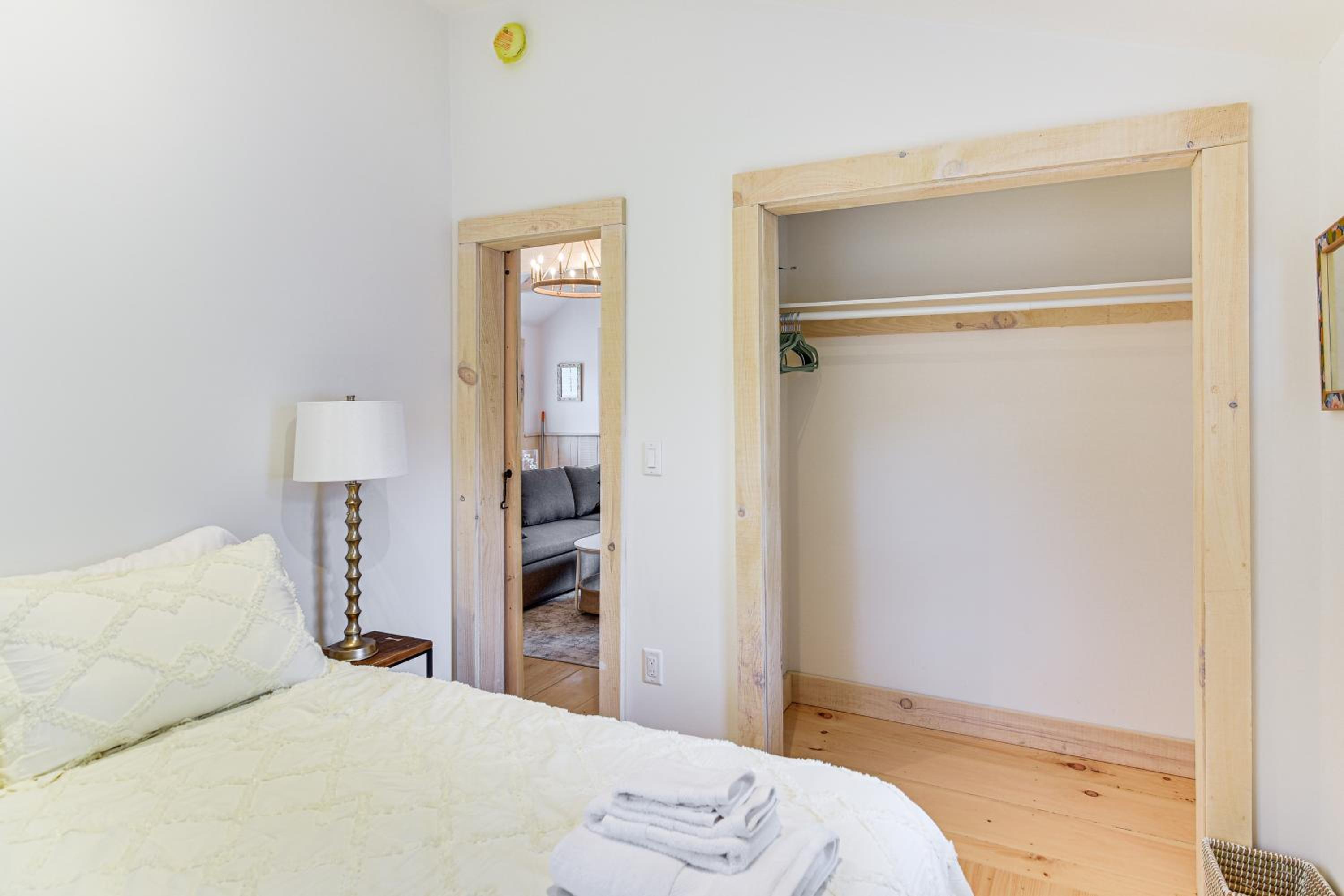 Walk to Shops and Dining Cozy Osterville Cottage