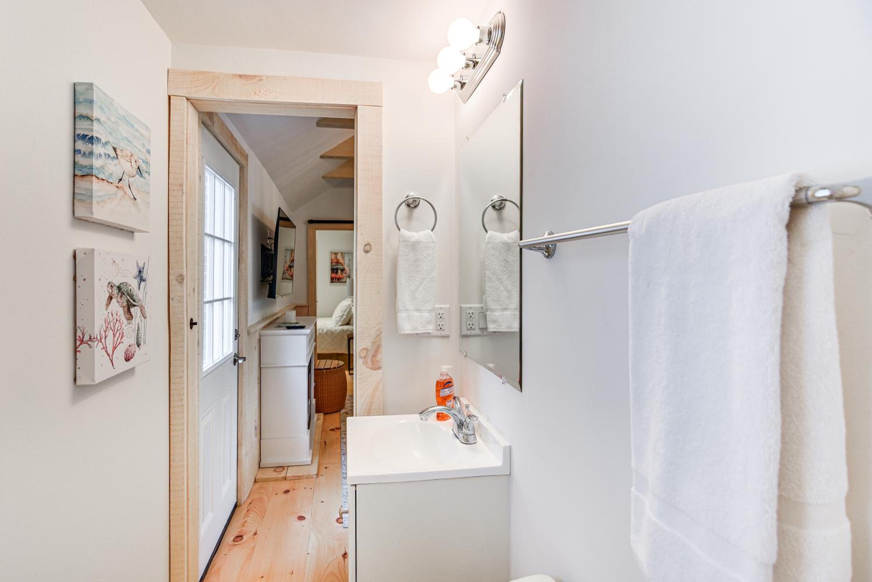 Walk to Shops and Dining Cozy Osterville Cottage