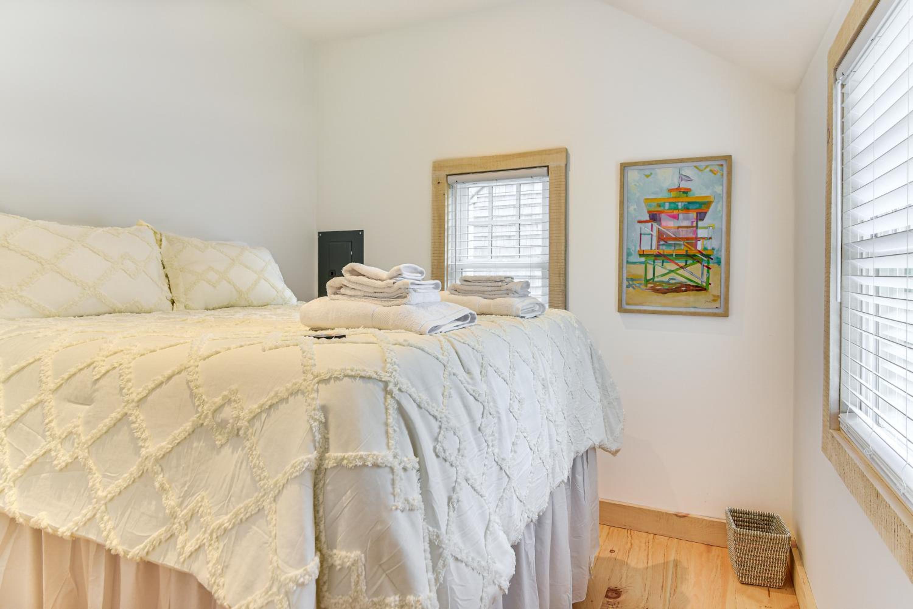 Walk to Shops and Dining Cozy Osterville Cottage