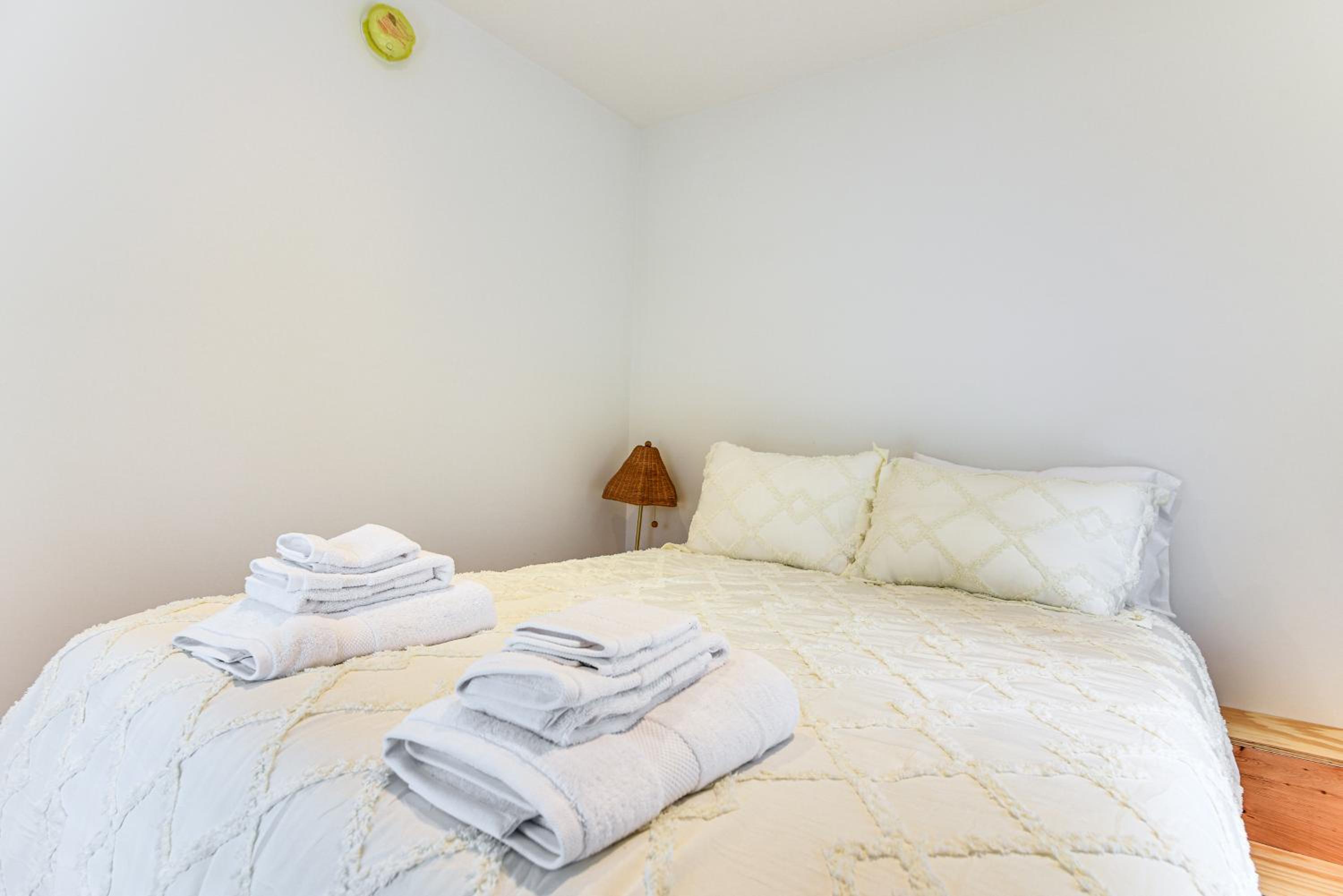 Walk to Shops and Dining Cozy Osterville Cottage