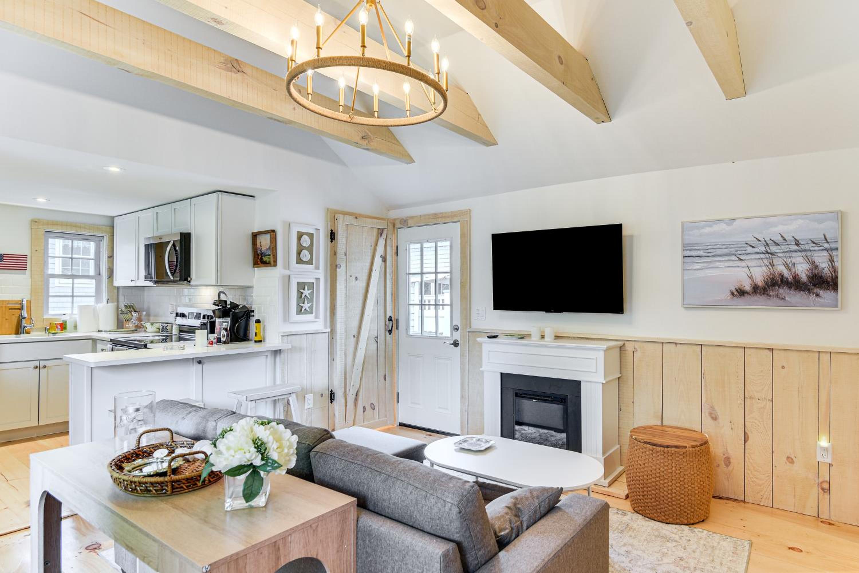 Walk to Shops and Dining Cozy Osterville Cottage