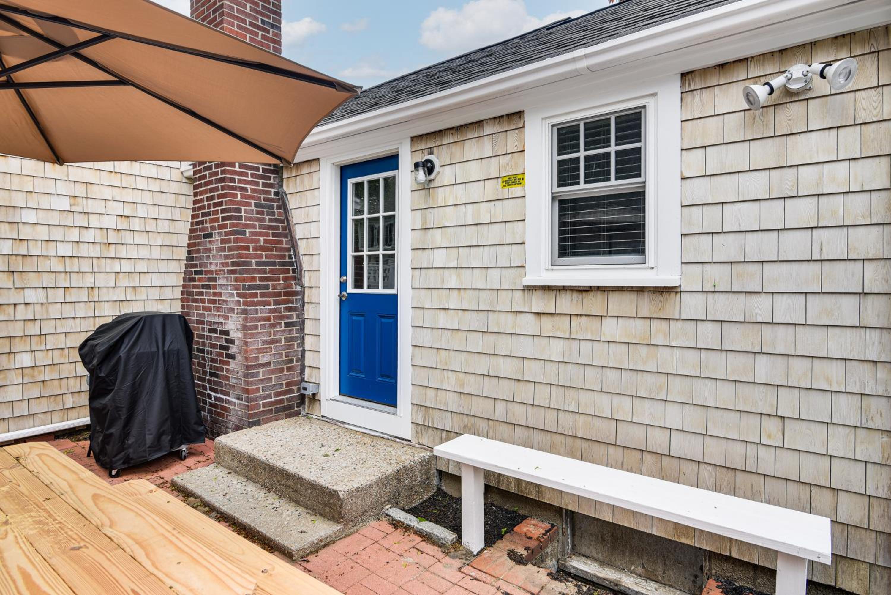 Walk to Shops and Dining Cozy Osterville Cottage