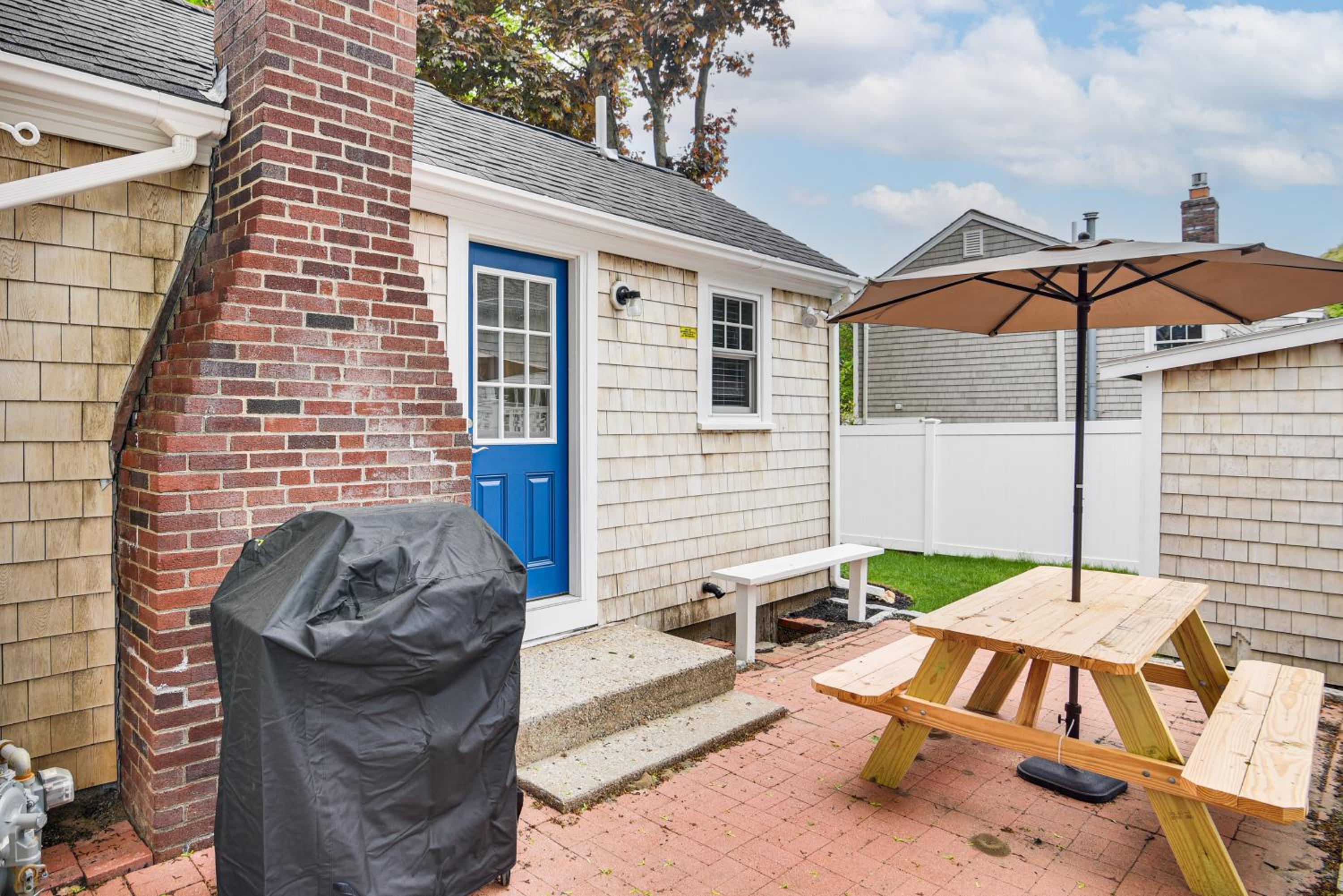 Walk to Shops and Dining Cozy Osterville Cottage