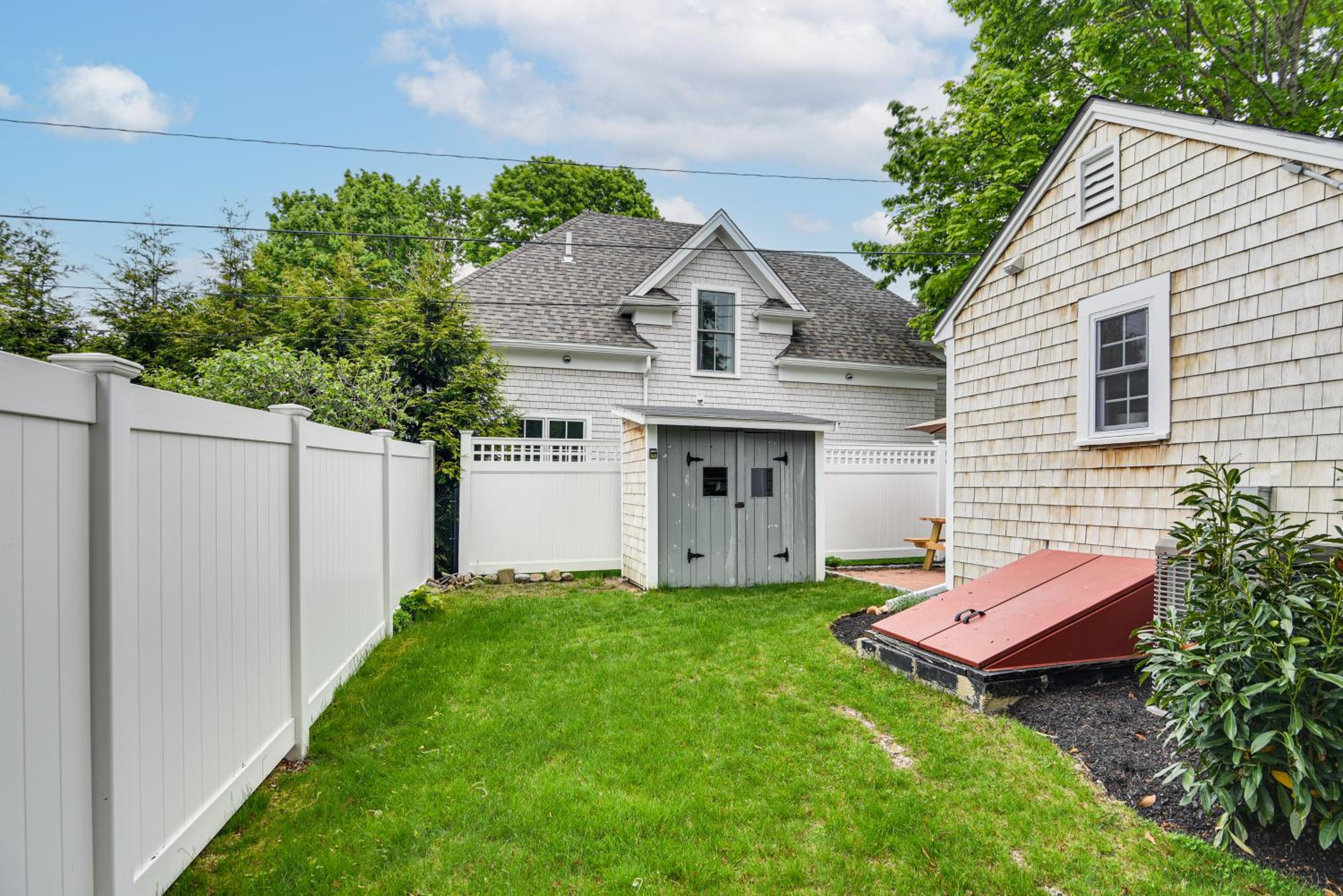 Walk to Shops and Dining Cozy Osterville Cottage