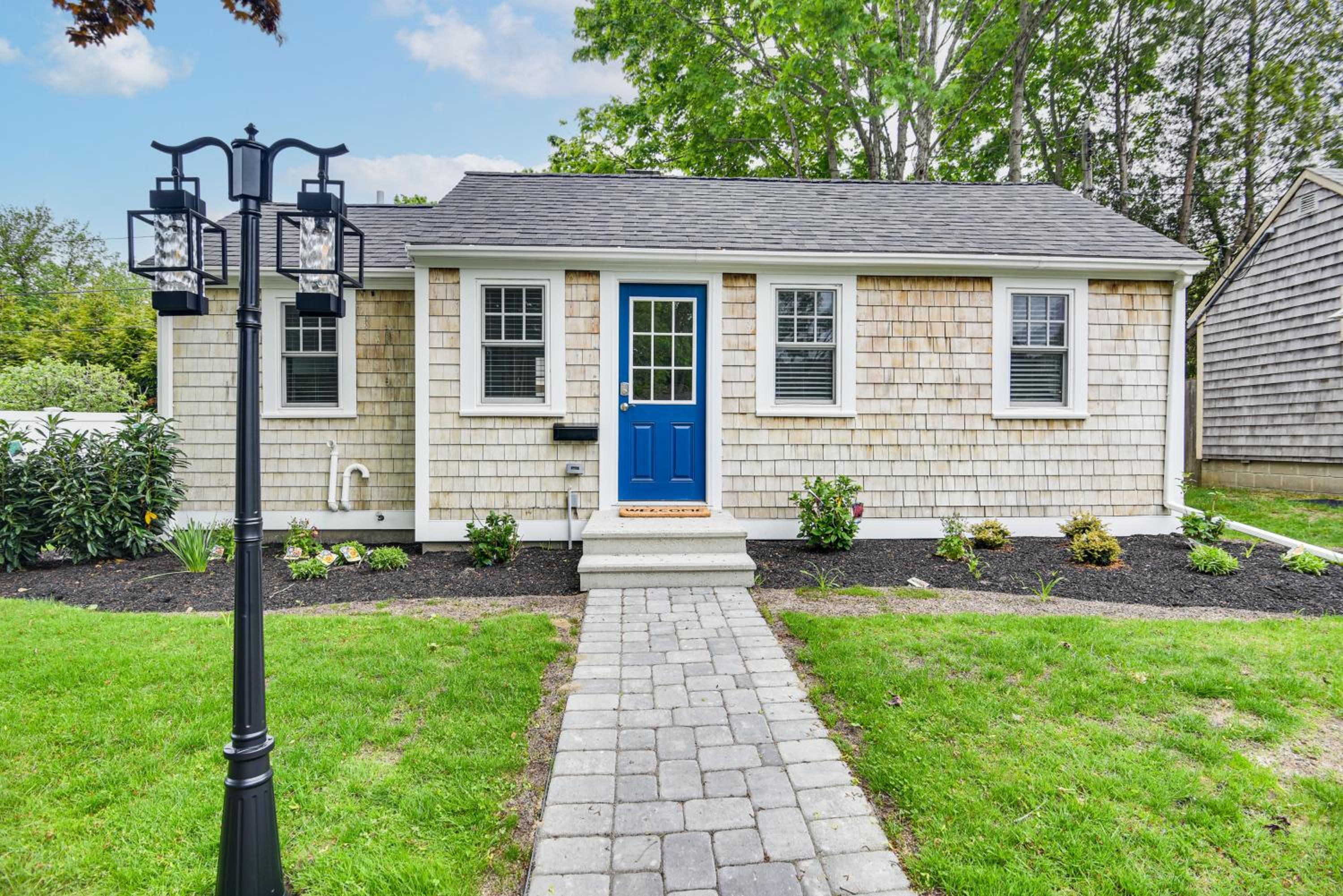 Walk to Shops and Dining Cozy Osterville Cottage