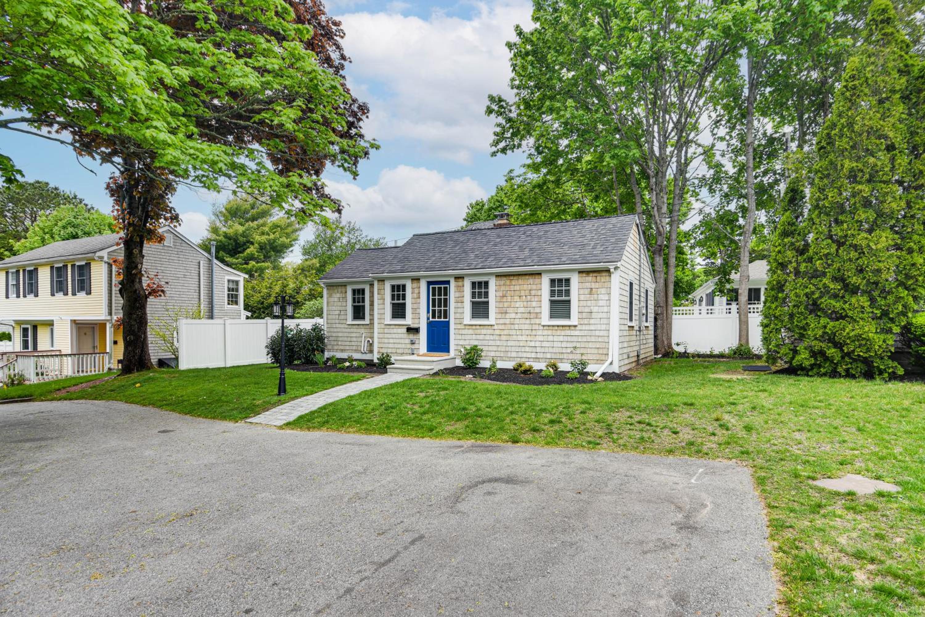 Walk to Shops and Dining Cozy Osterville Cottage