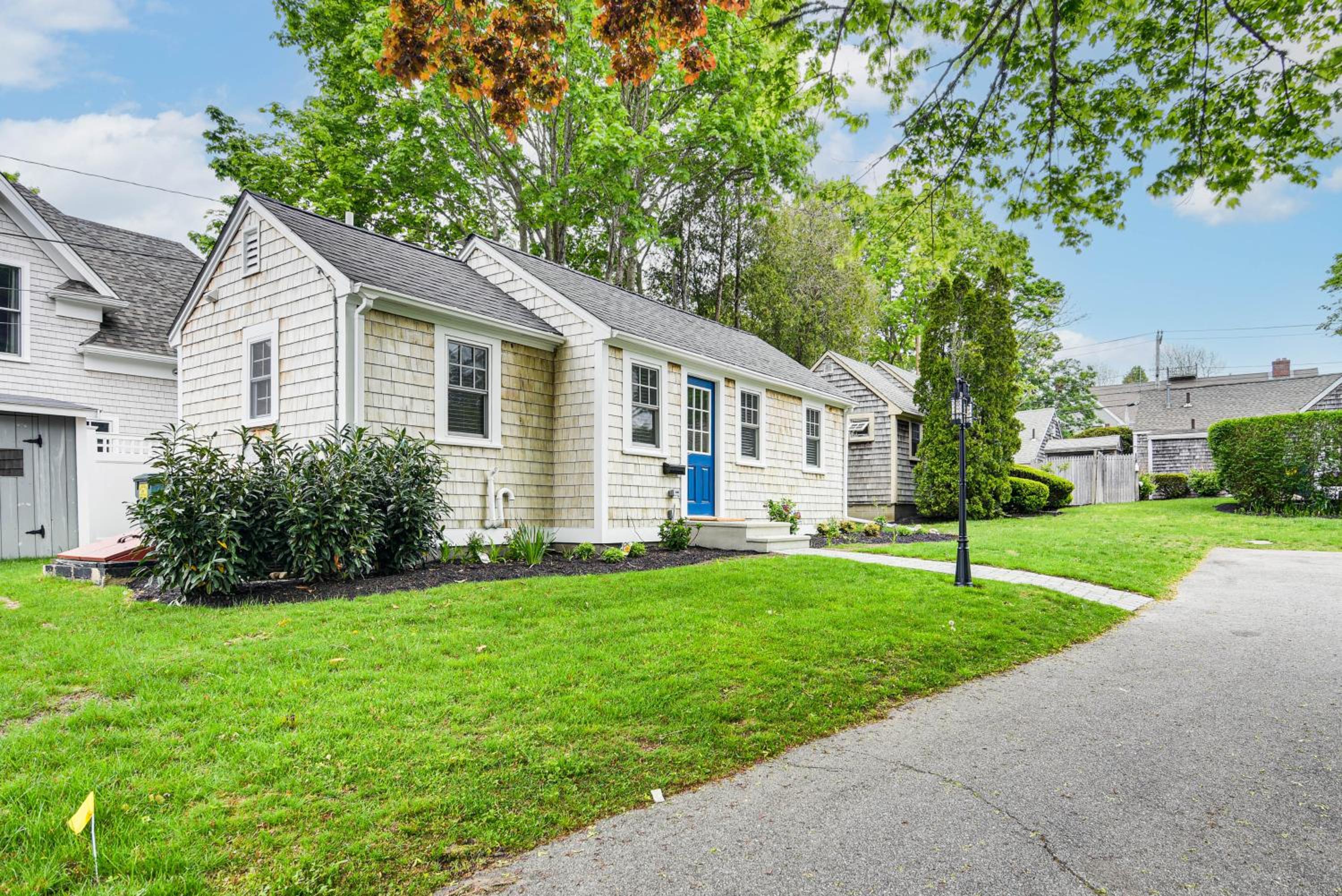 Walk to Shops and Dining Cozy Osterville Cottage
